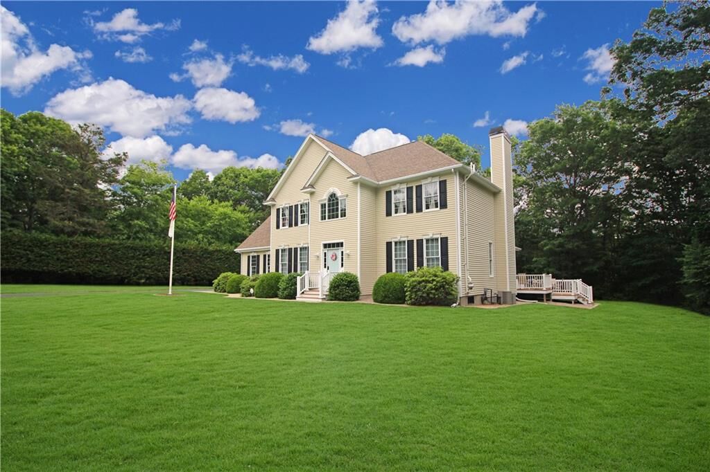 Property Photo: 8 Woodmansee Ct RI 02892