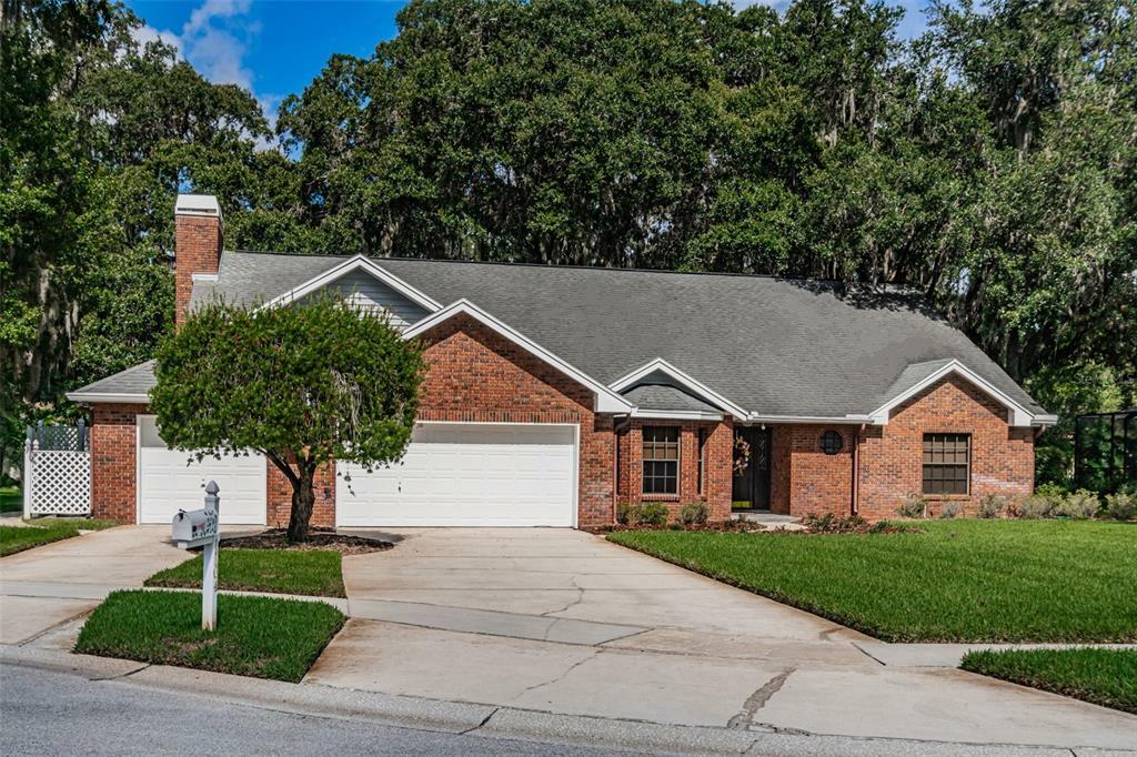 Property Photo:  1104 Deer Run Place  FL 33594 