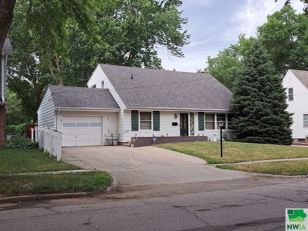 Property Photo:  3301 Dearborn Blvd  IA 51104 