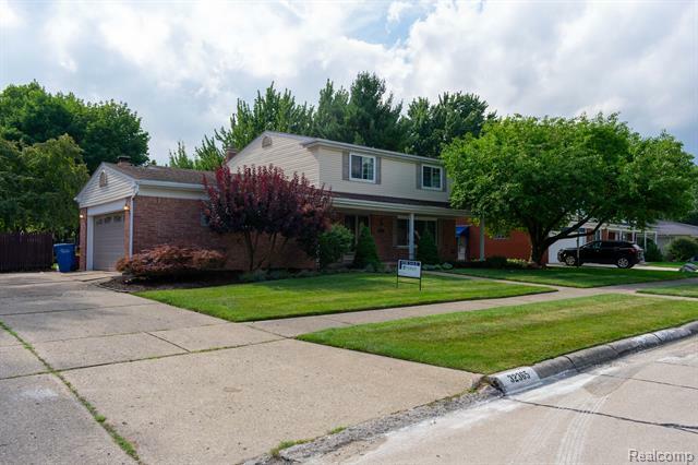 Property Photo:  32365 Northampton Drive  MI 48093 