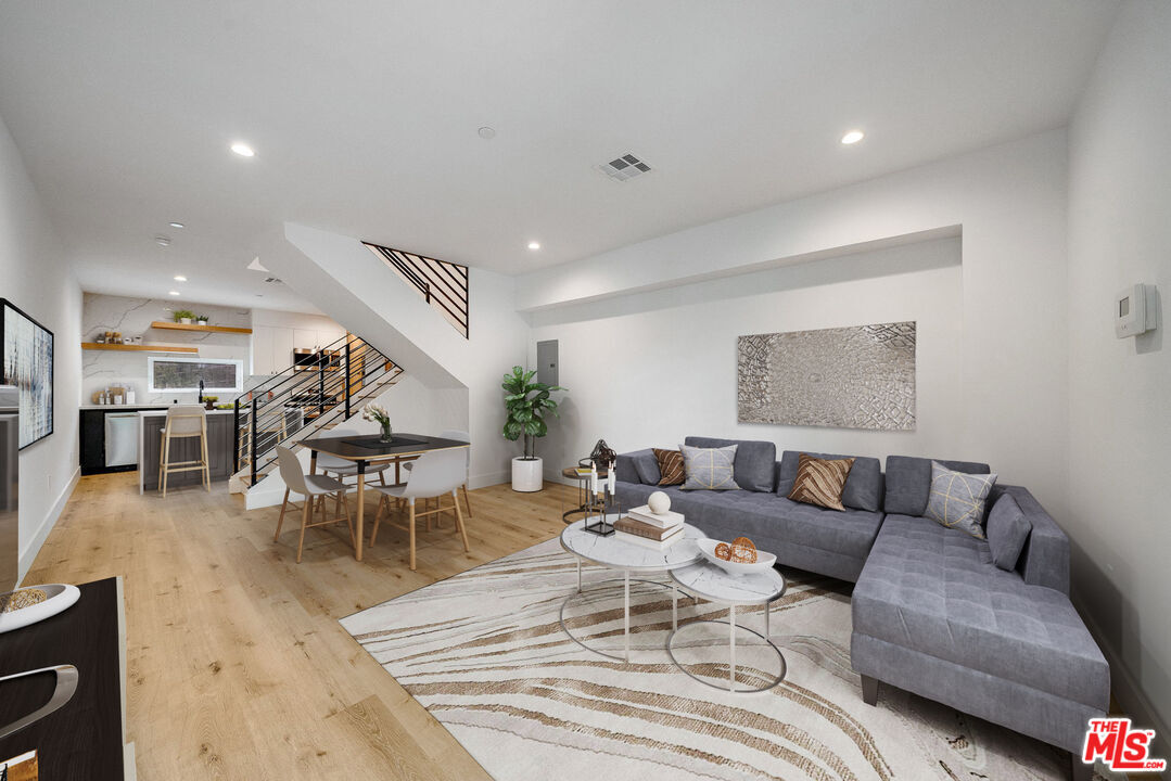 Property Photo:  6201  La Mirada Ave 4  CA 90038