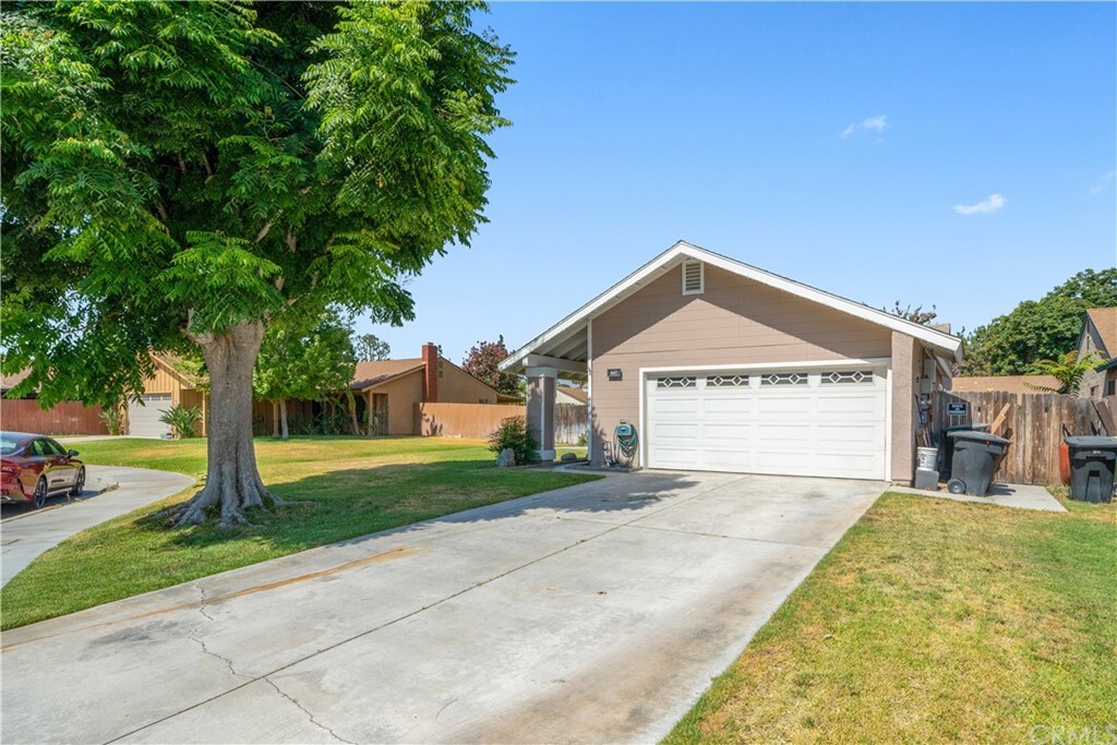 Property Photo: 847 Pepperwood Street CA 92324