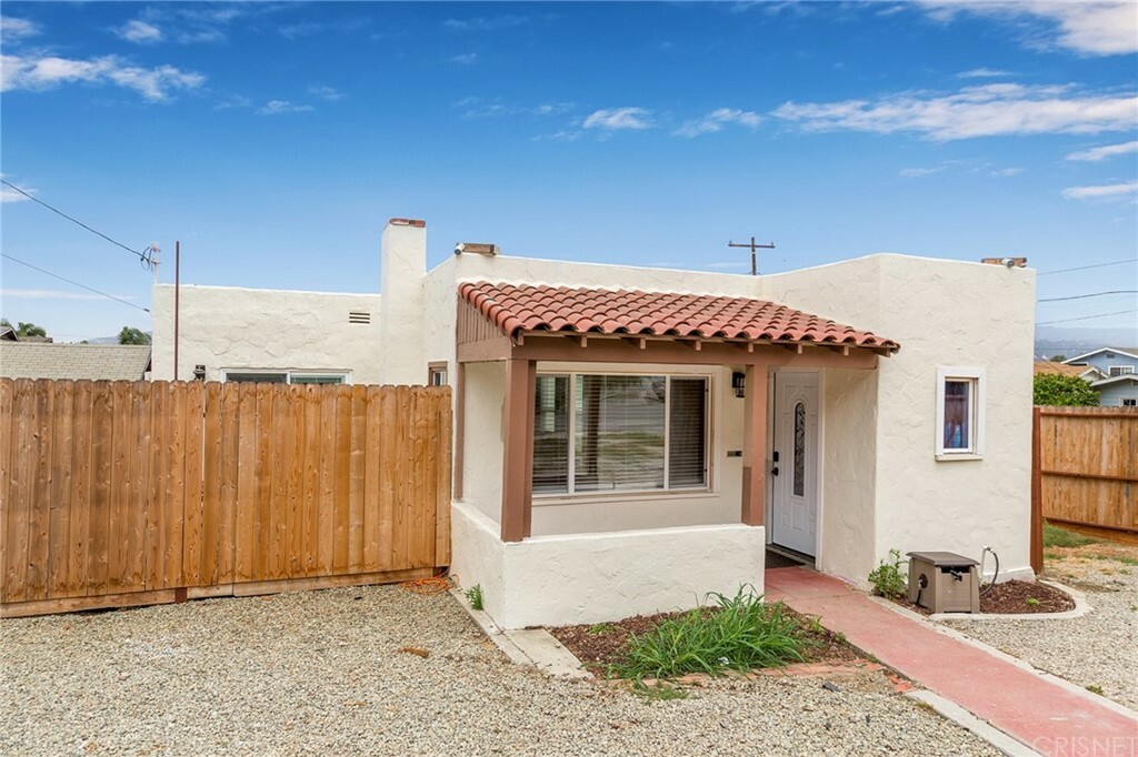 Property Photo:  695 Cedar Street  CA 93001 