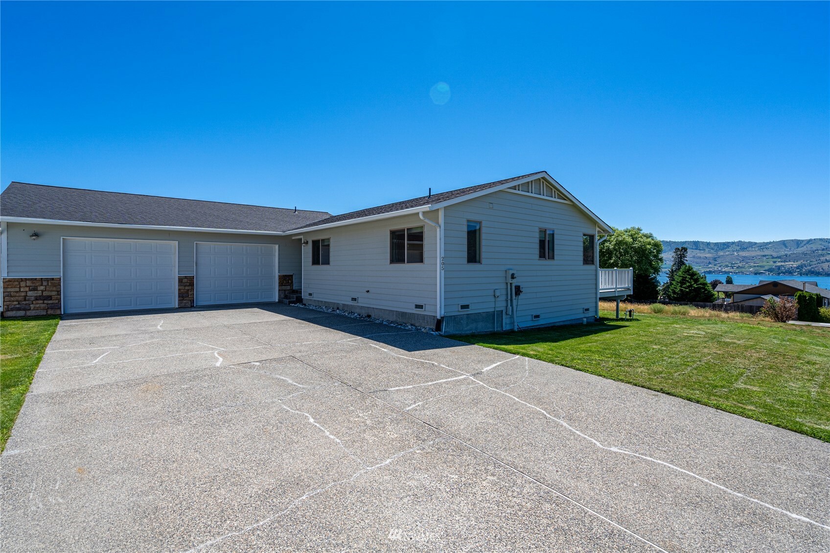 Property Photo: 205 Summerset Boulevard WA 98831