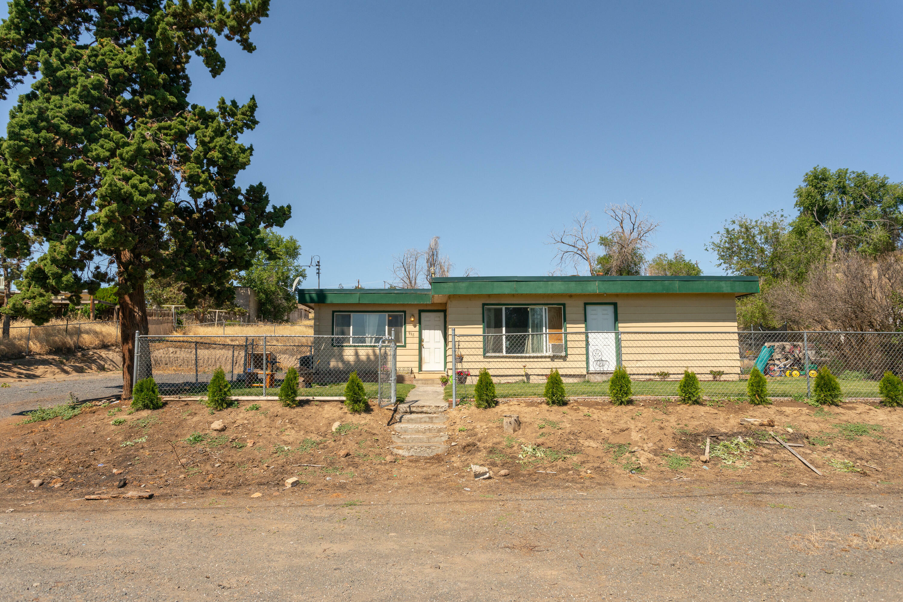 Property Photo: 918 NE 7th Street OR 97741