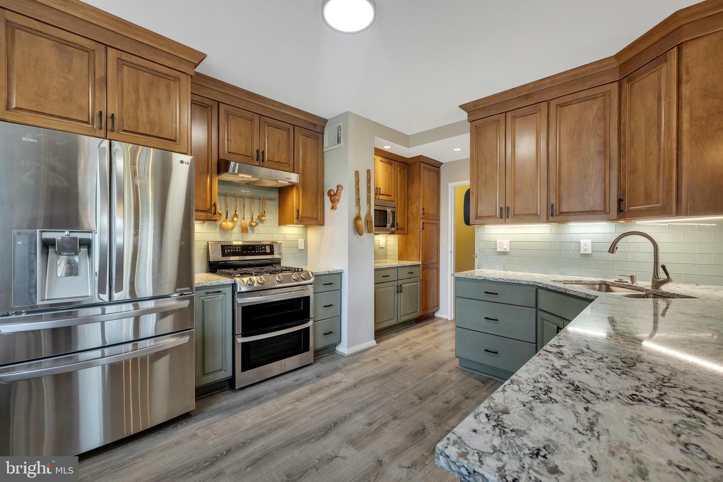 Property Photo: 4141 N Henderson Road 411 VA 22203