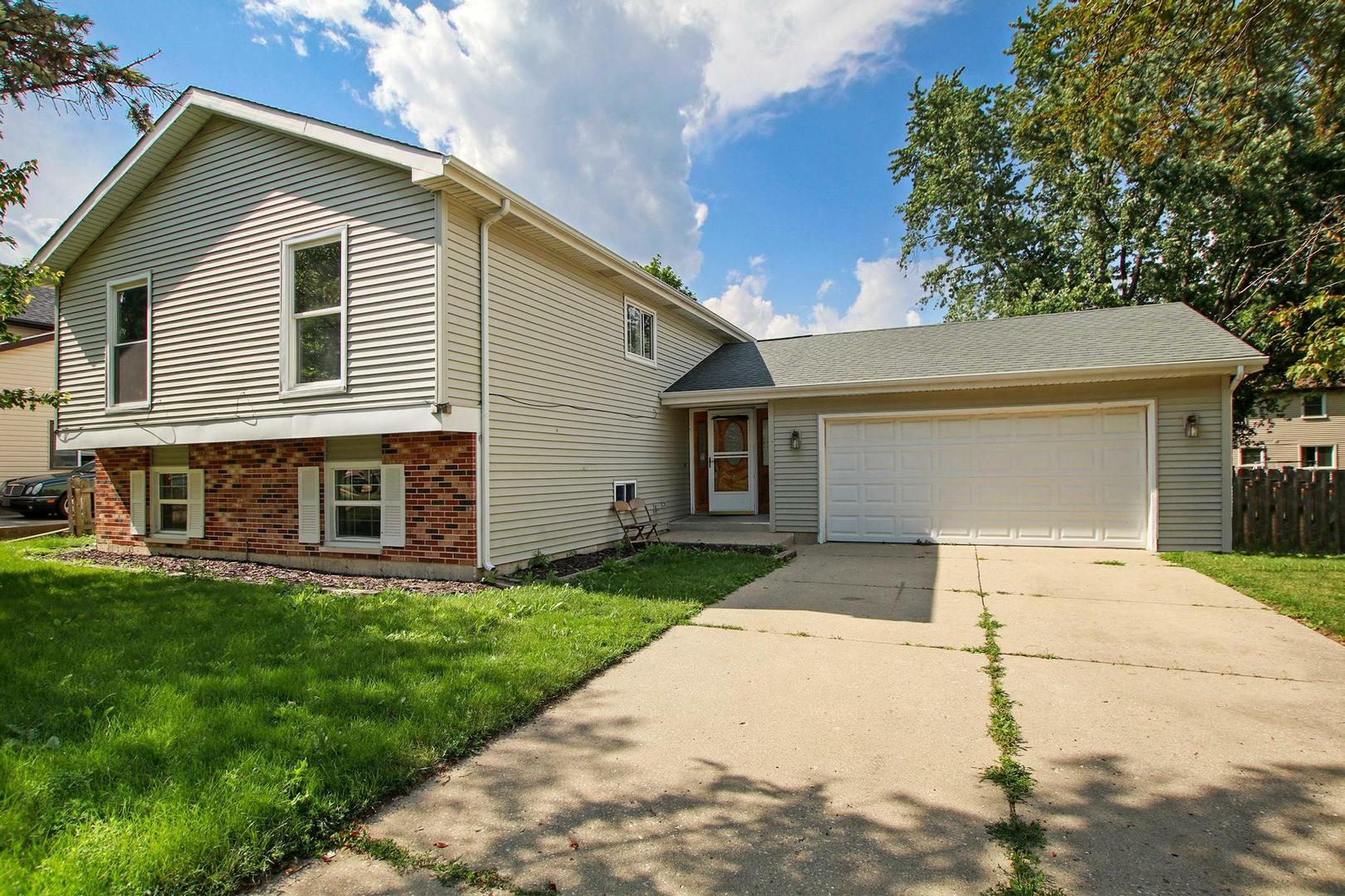 Property Photo:  1074 Cedar Crest Drive  IL 60014 