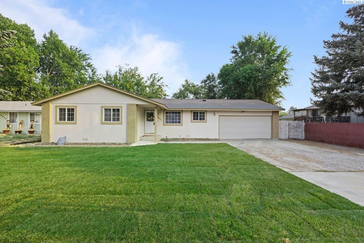 Property Photo: 8304 W Deschutes Ave WA 99336