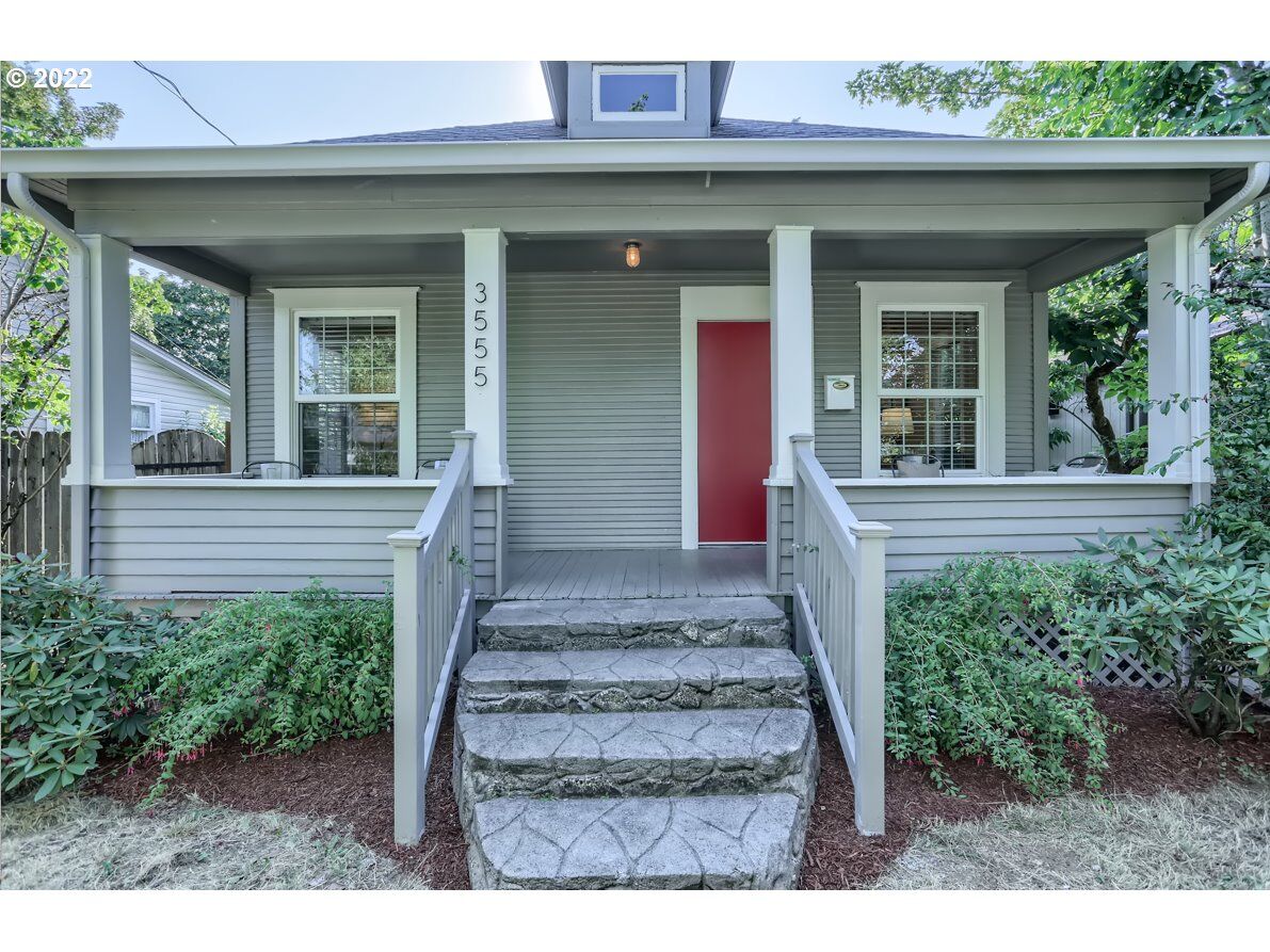 Property Photo:  3555 SE 63rd Ave  OR 97206 