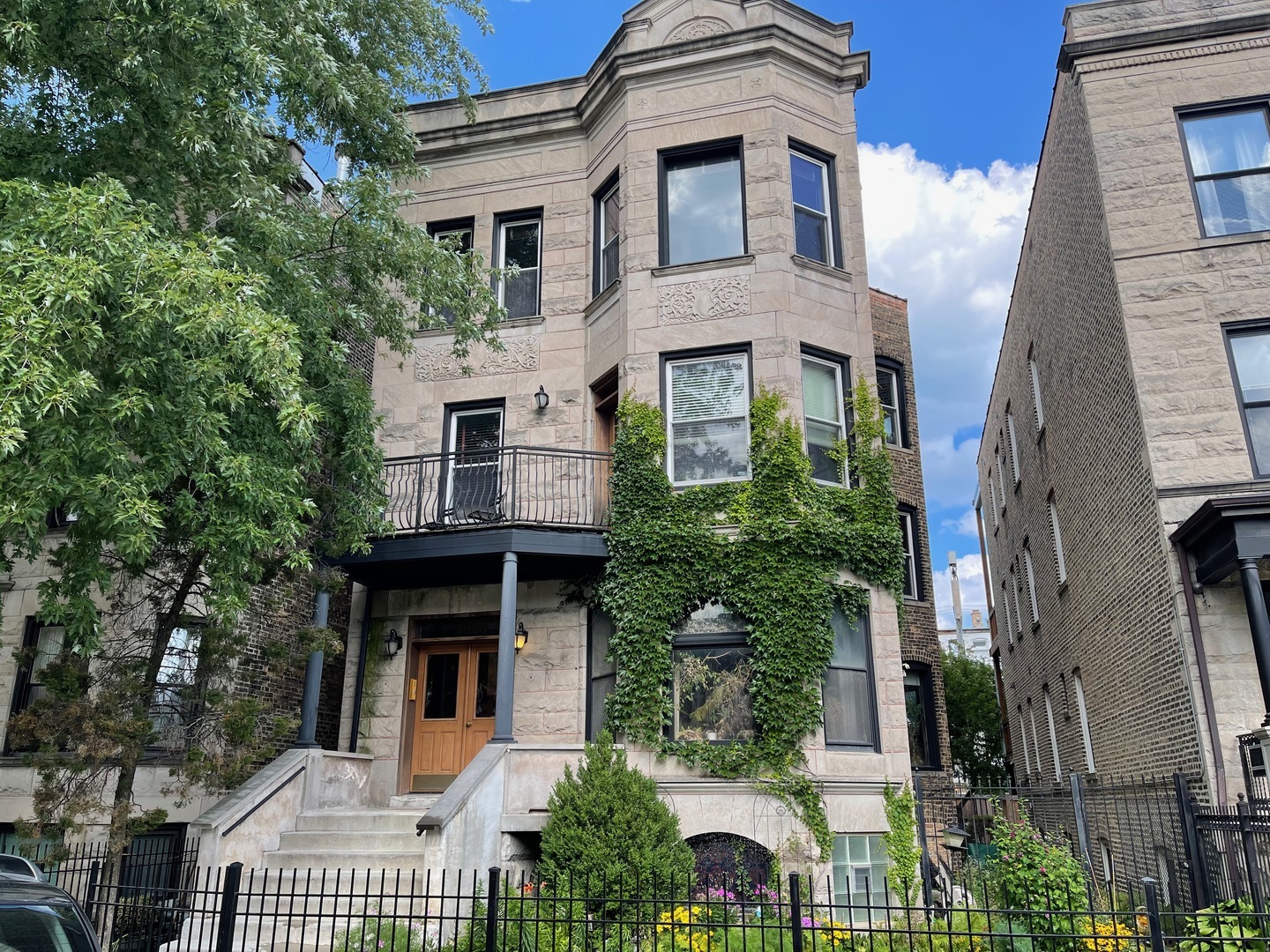 Property Photo: 3825 N Wilton Avenue 2 IL 60613