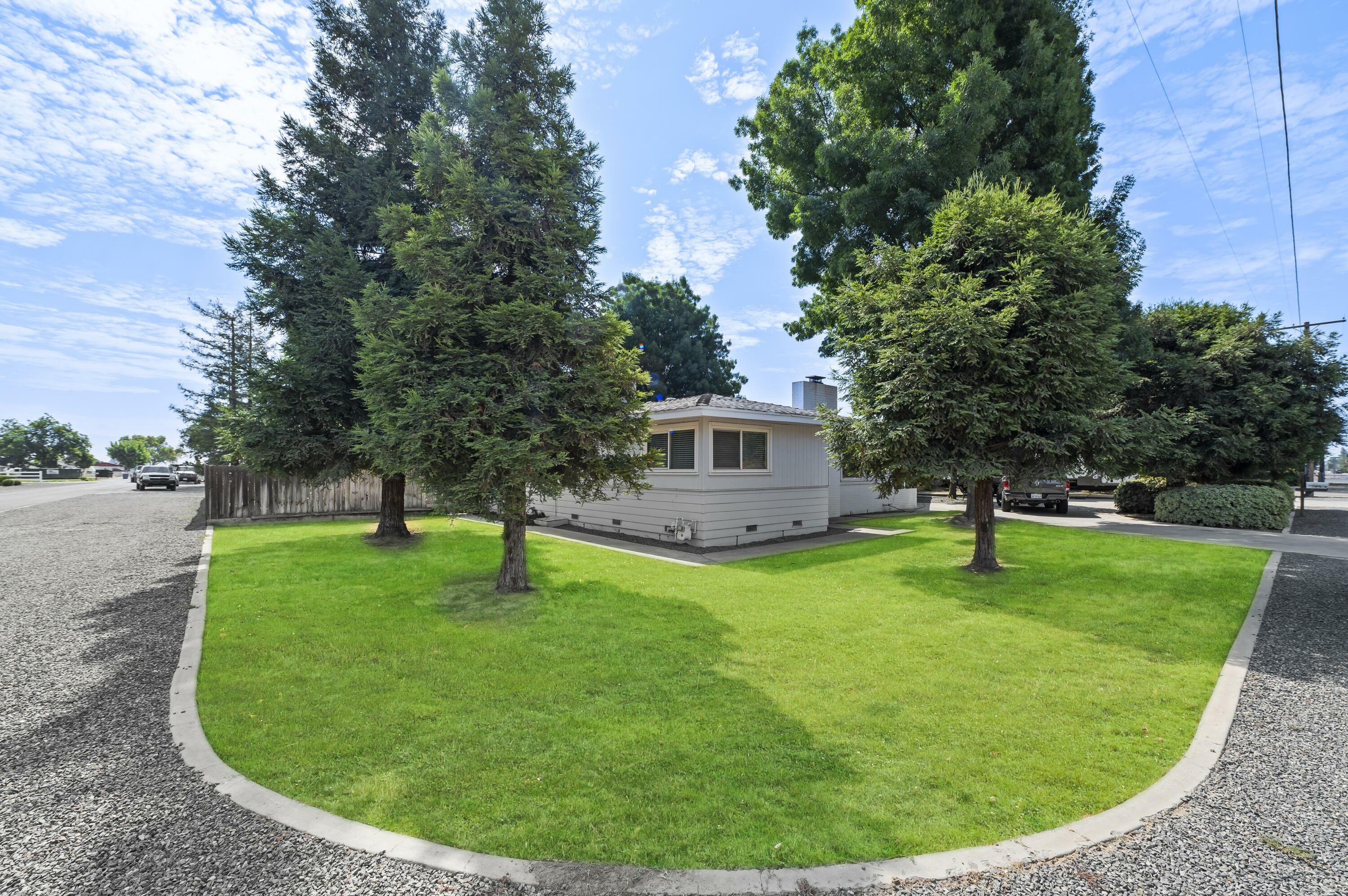 Property Photo:  100 N Oakmore Street  CA 93274 