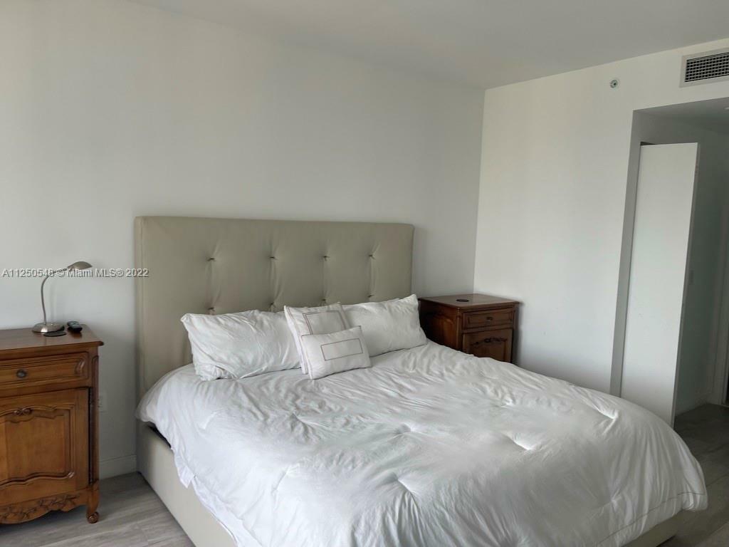 Property Photo:  55 SW 9th St 3304  FL 33130 