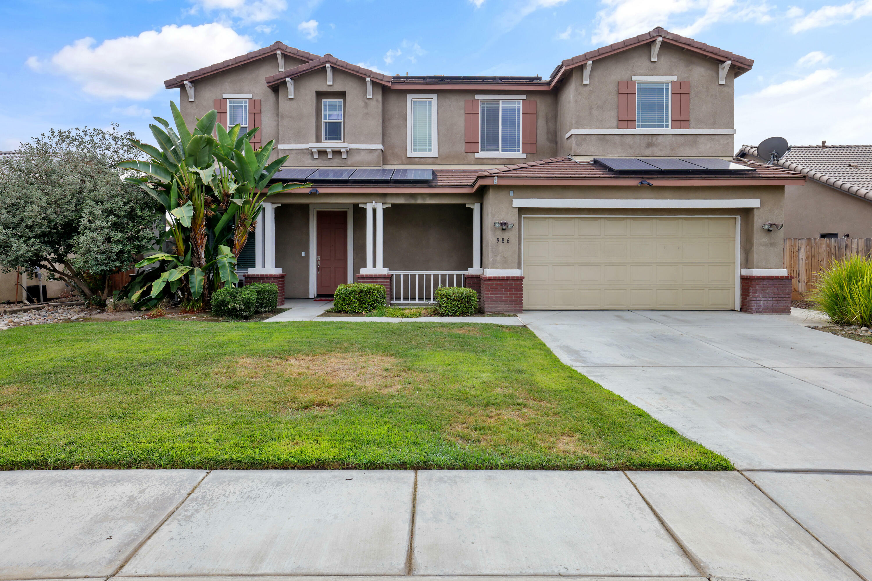 Property Photo:  986 N Red Oak Street  CA 93257 