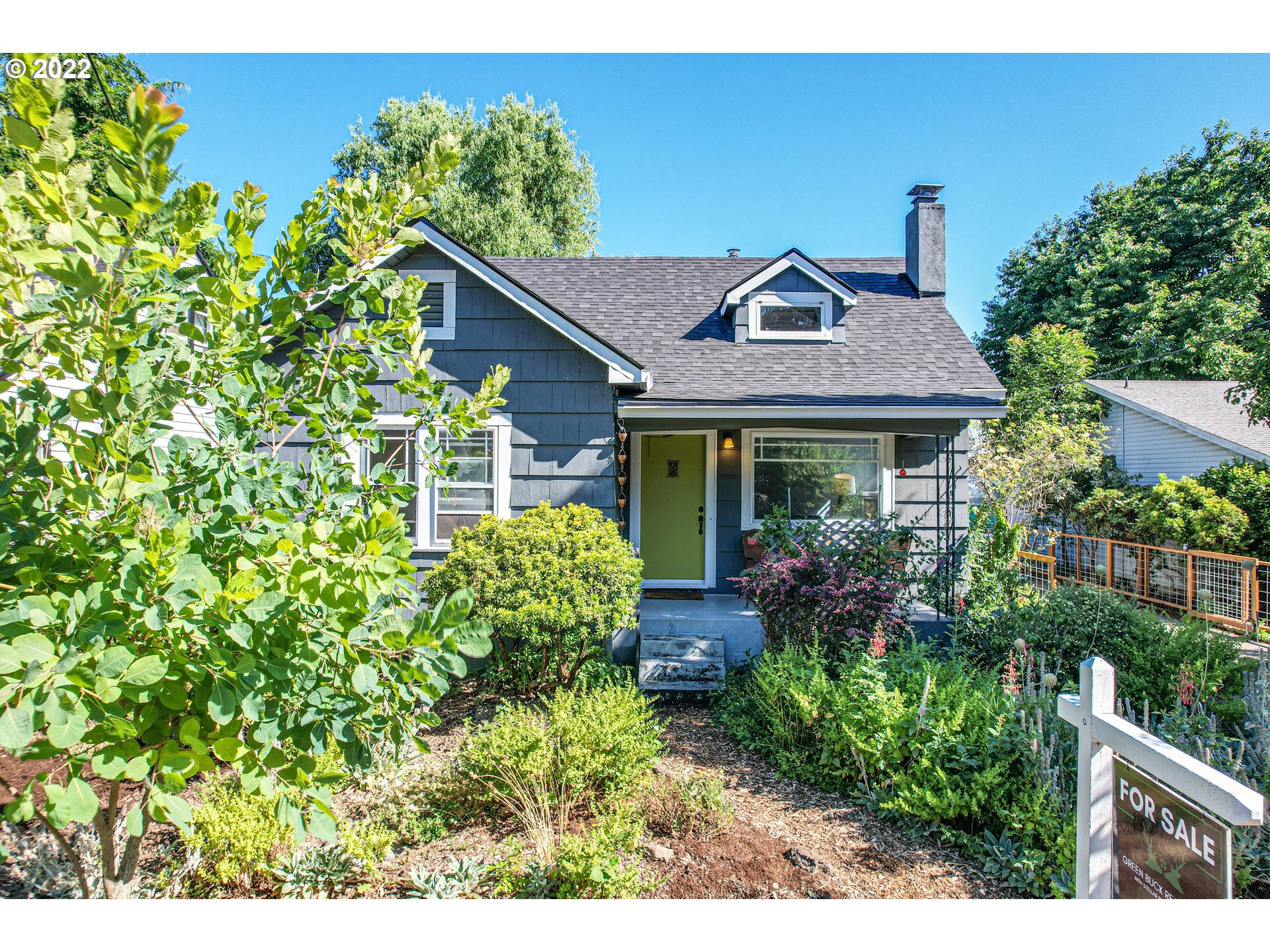 Property Photo:  711 N Farragut St  OR 97217 