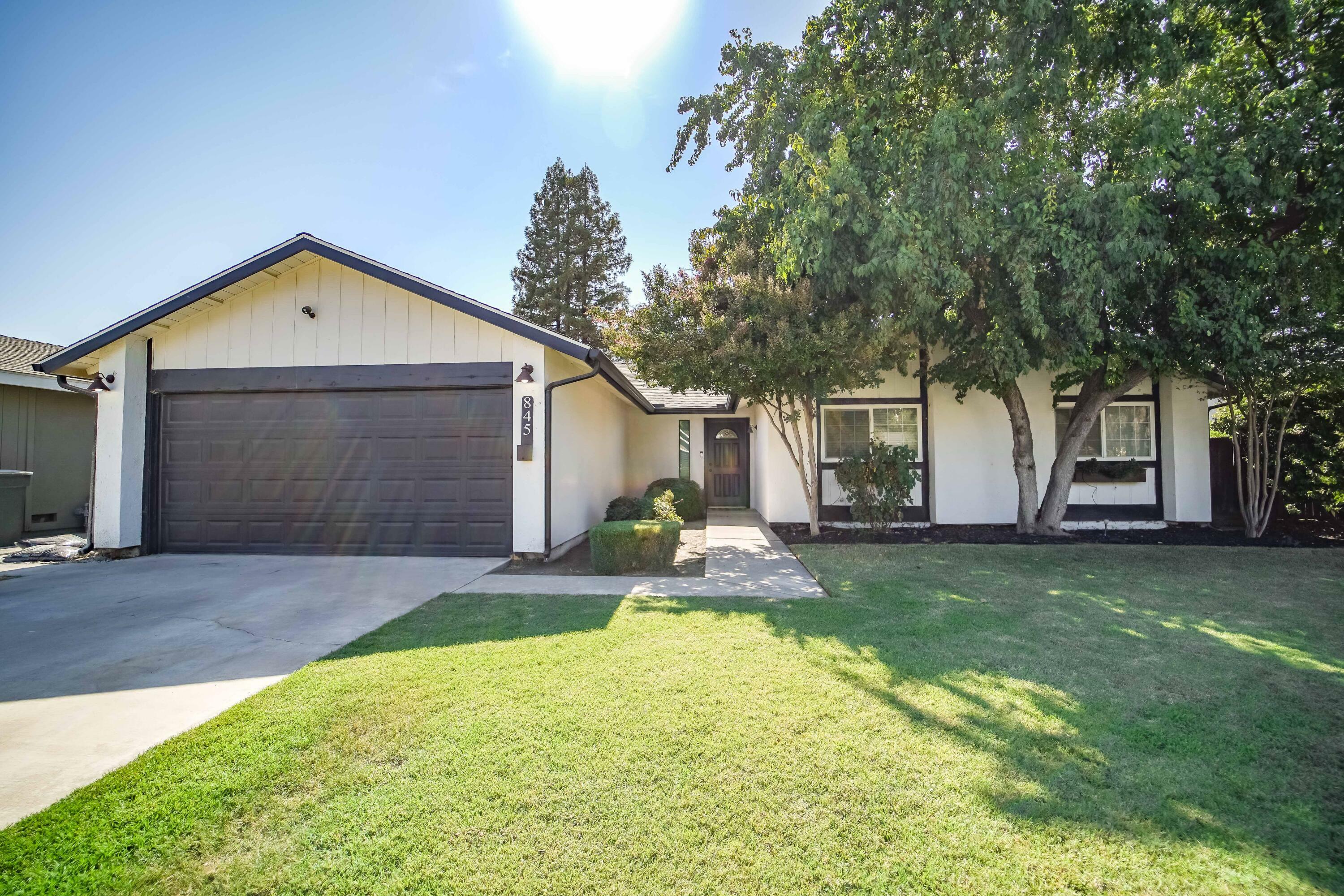 Property Photo:  845 S Julieann Street  CA 93277 