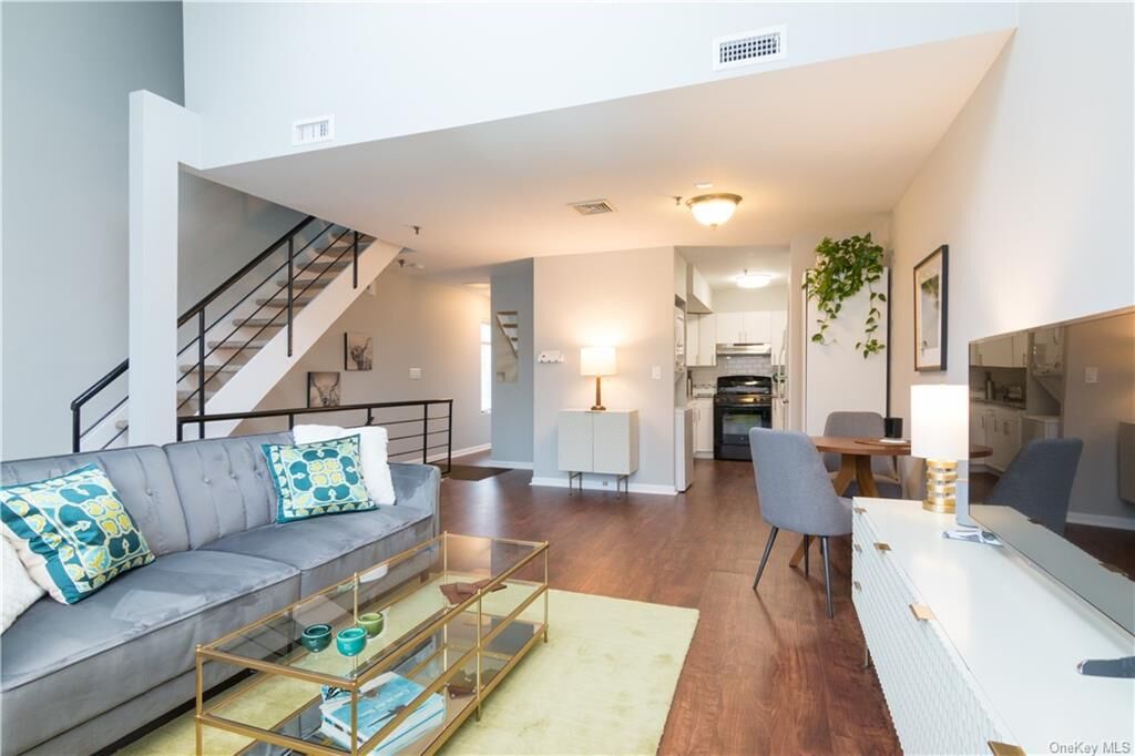 Property Photo:  100 Chatterton Avenue 4  NY 10606 