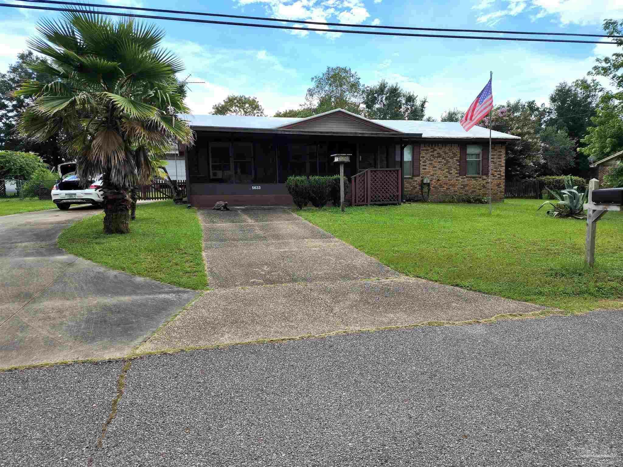 Property Photo: 5633 Woodcrest Dr FL 32583