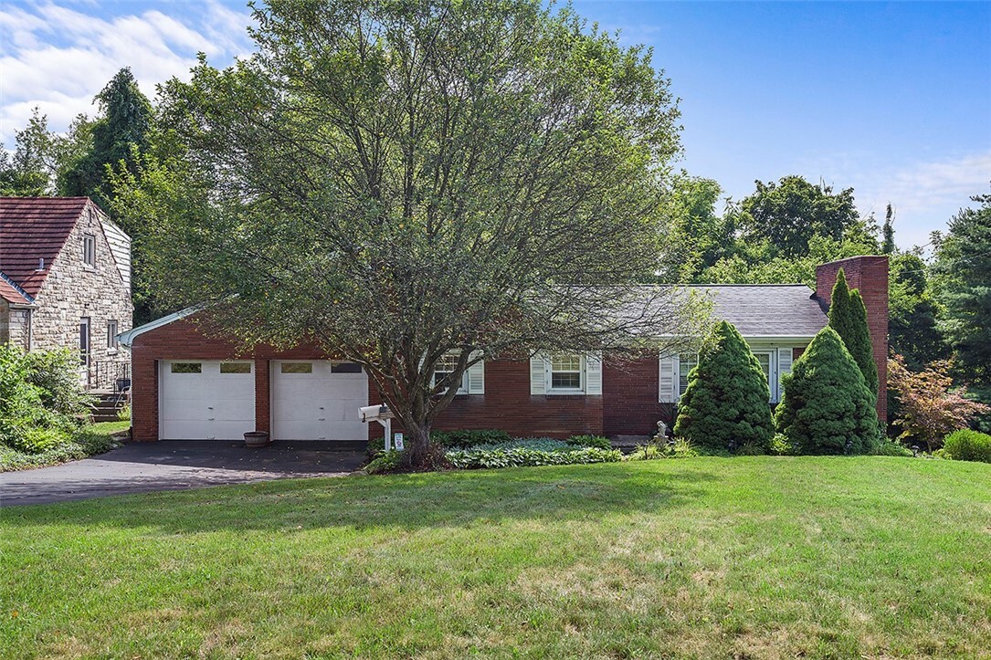 Property Photo:  1121 Lakemont Dr  PA 15243 