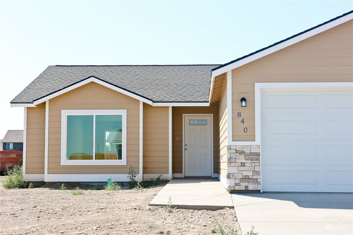 Property Photo:  817 E Cascade Street  WA 99344 