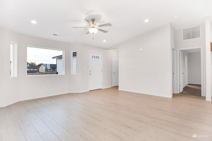 Property Photo:  807 E Cascade Street  WA 99344 