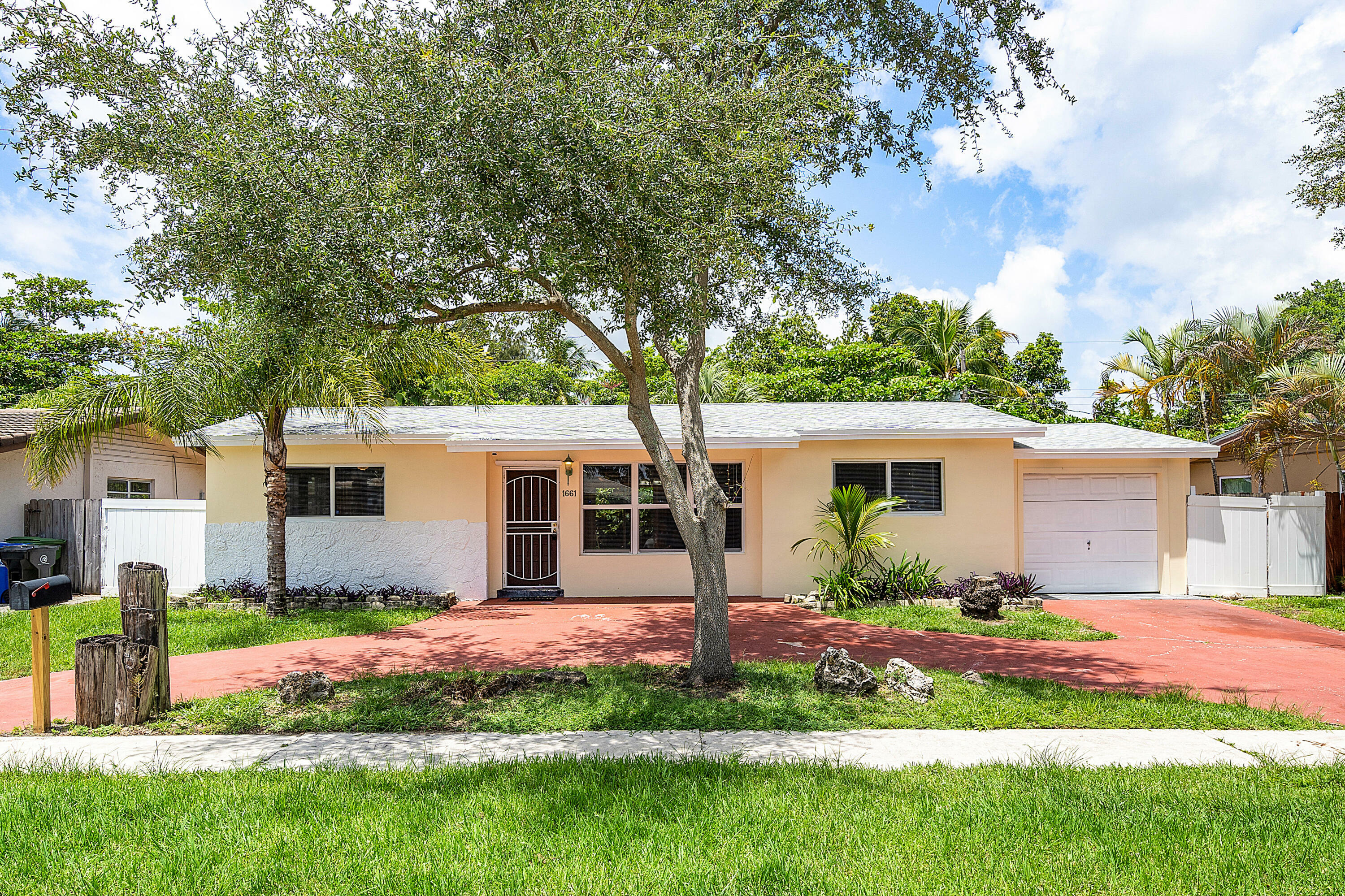 Property Photo:  1661 SW 27th Terrace  FL 33312 