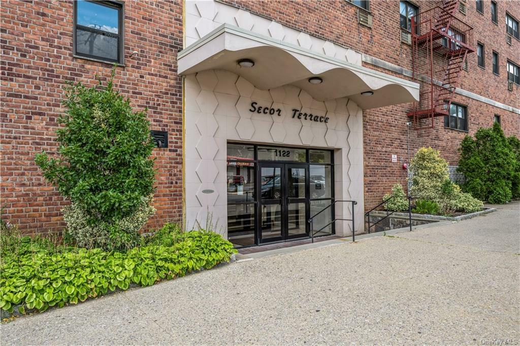 Property Photo:  1122 Yonkers Avenue 2E  NY 10704 