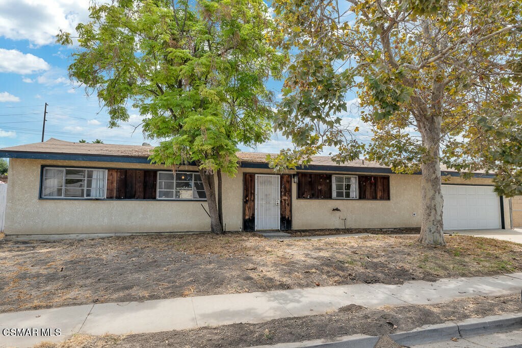 Property Photo:  1234 Lawrence Circle  CA 93065 