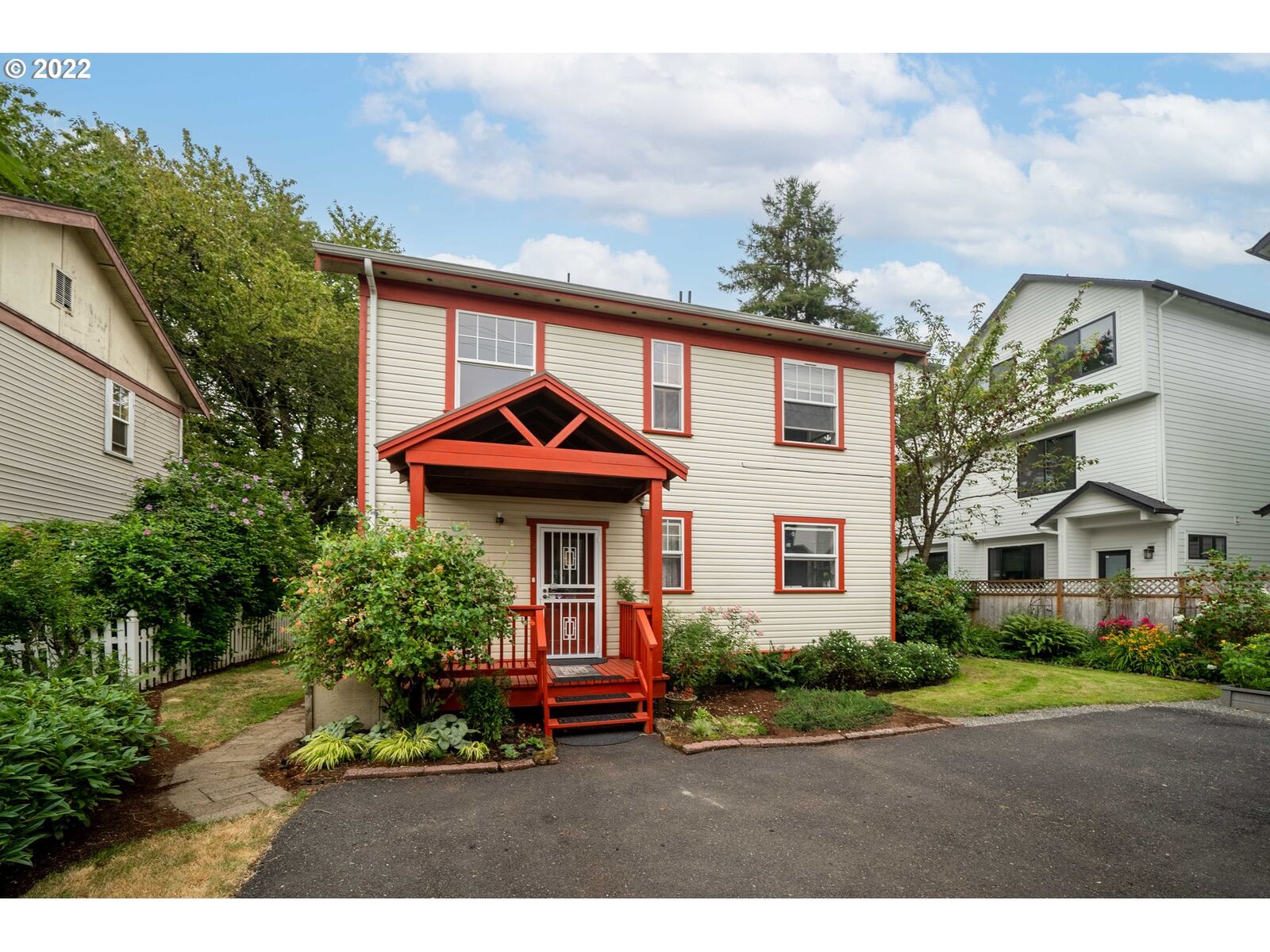 Property Photo: 212 NE Stanton St OR 97212