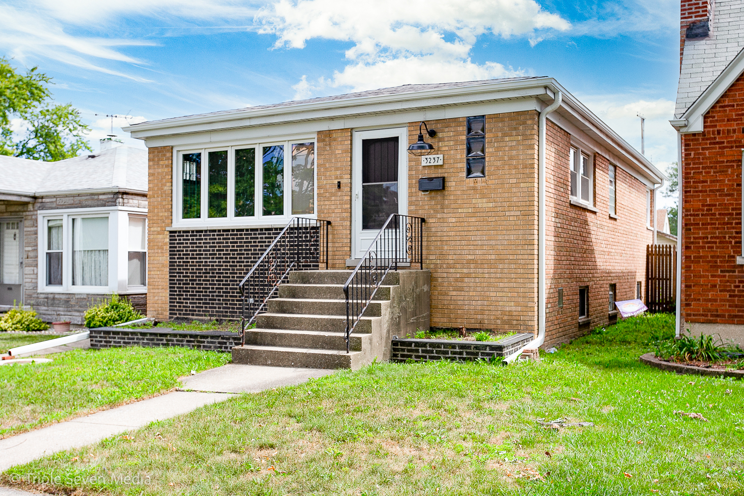 Property Photo: 3237 N Paris Avenue IL 60634