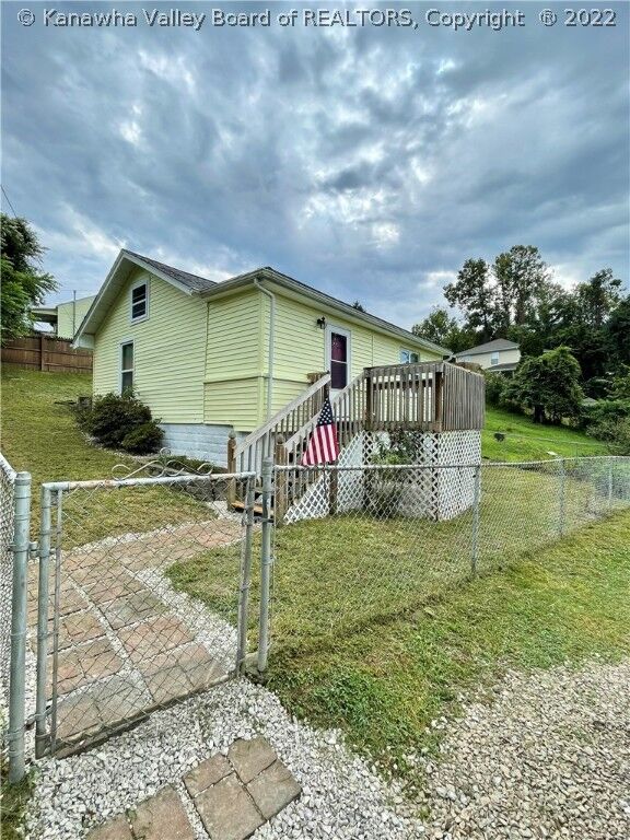 Property Photo: 633 Daverton Road WV 25303
