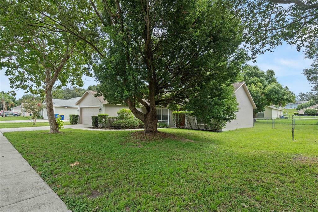 Property Photo:  1142 Arbor Hill Circle  FL 34715 