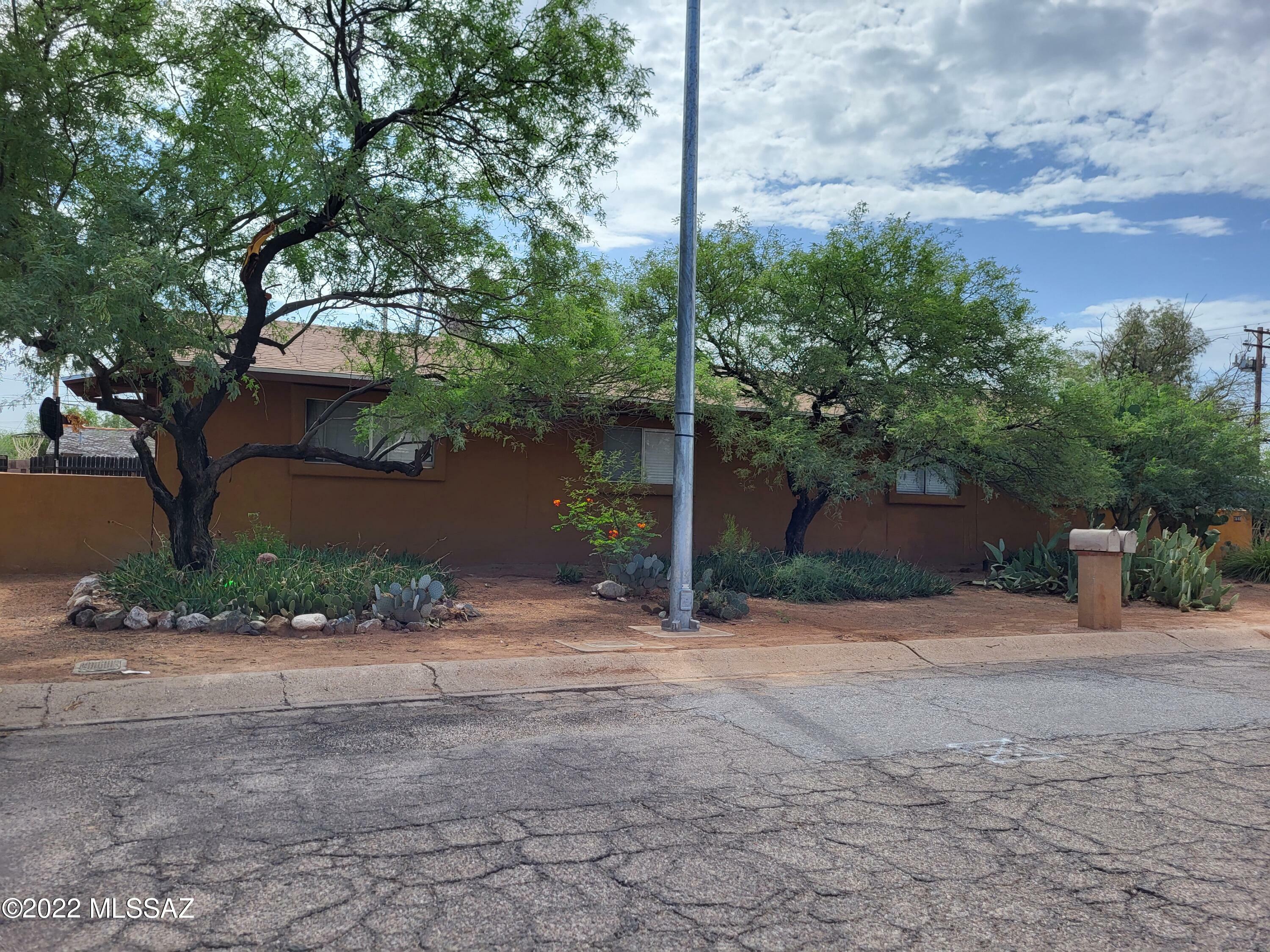 Property Photo:  2604 N Fair Oaks Avenue  AZ 85712 