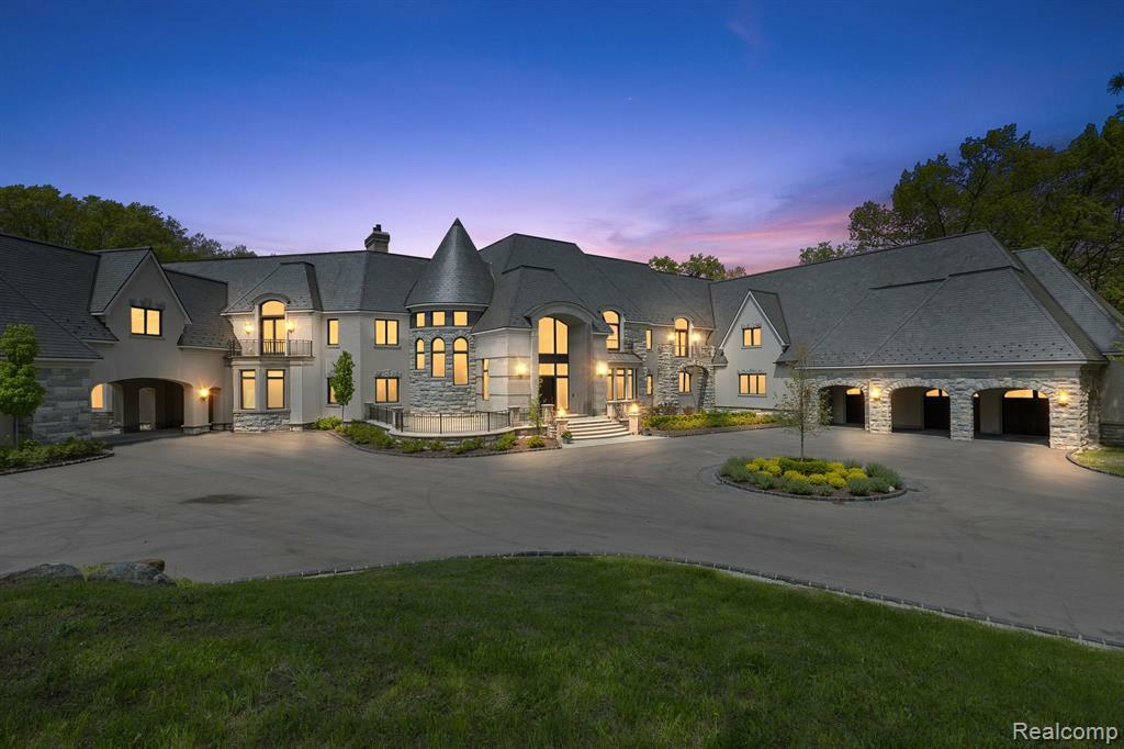 Property Photo: 1700 Great Fosters Court MI 48306