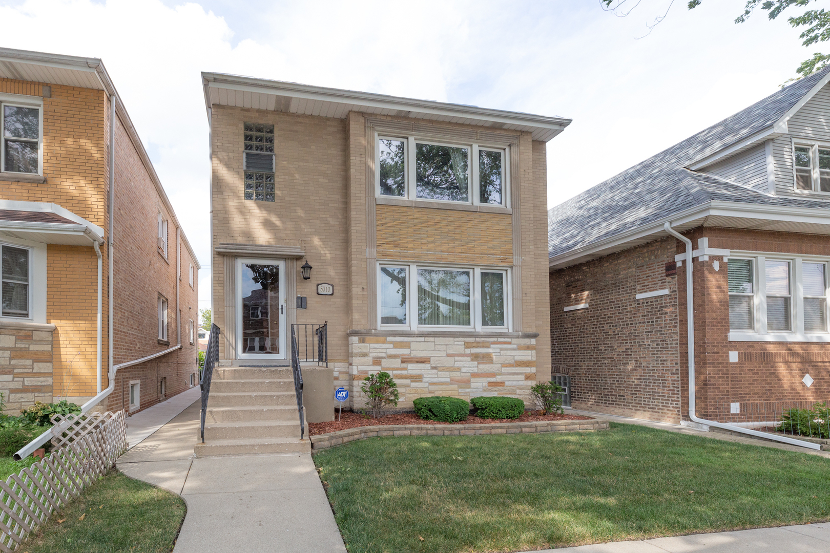 Property Photo:  5310 W Eddy Street  IL 60641 