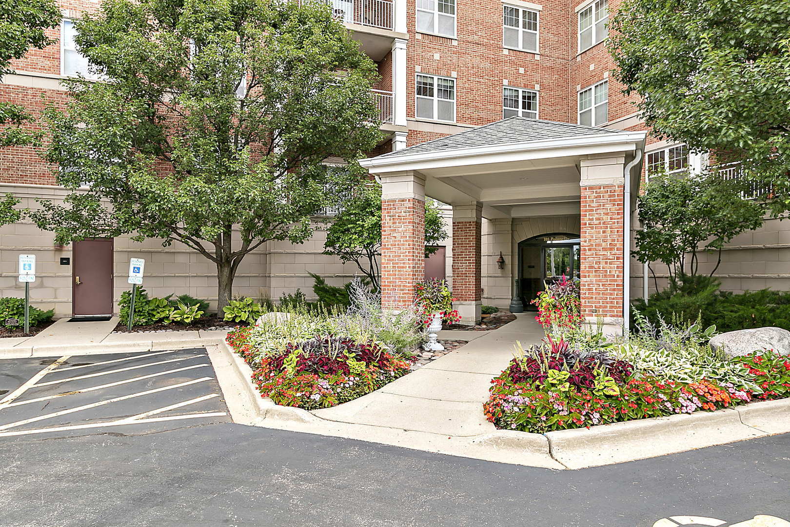 Property Photo:  101 Pointe Drive 201  IL 60062 