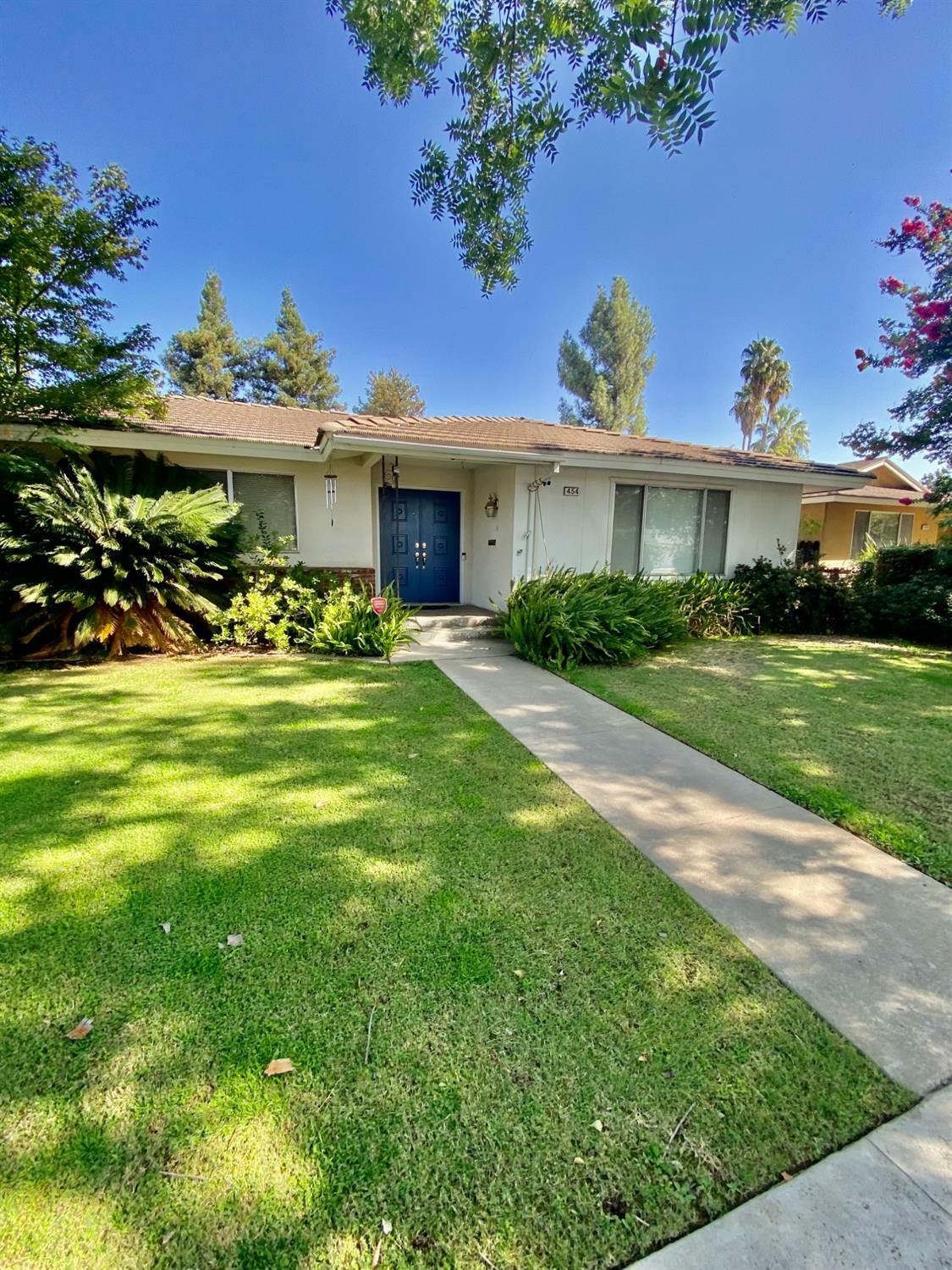 Property Photo:  454 E Escalon Avenue  CA 93710 