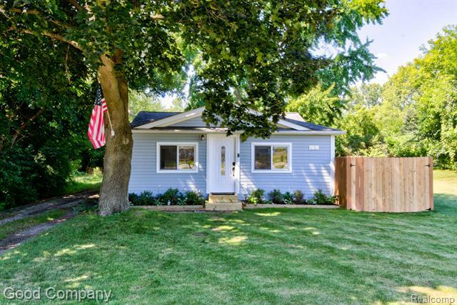 Property Photo:  3206 Martell Avenue  MI 48309 