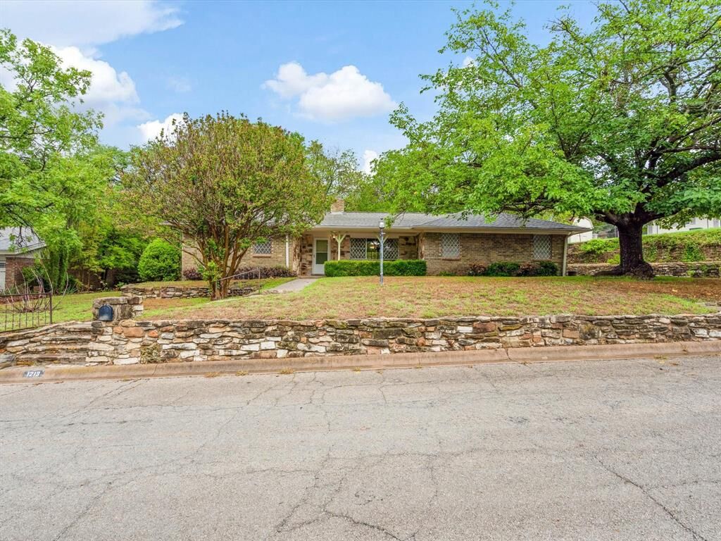 Property Photo: 1213 S Mill Street TX 76086