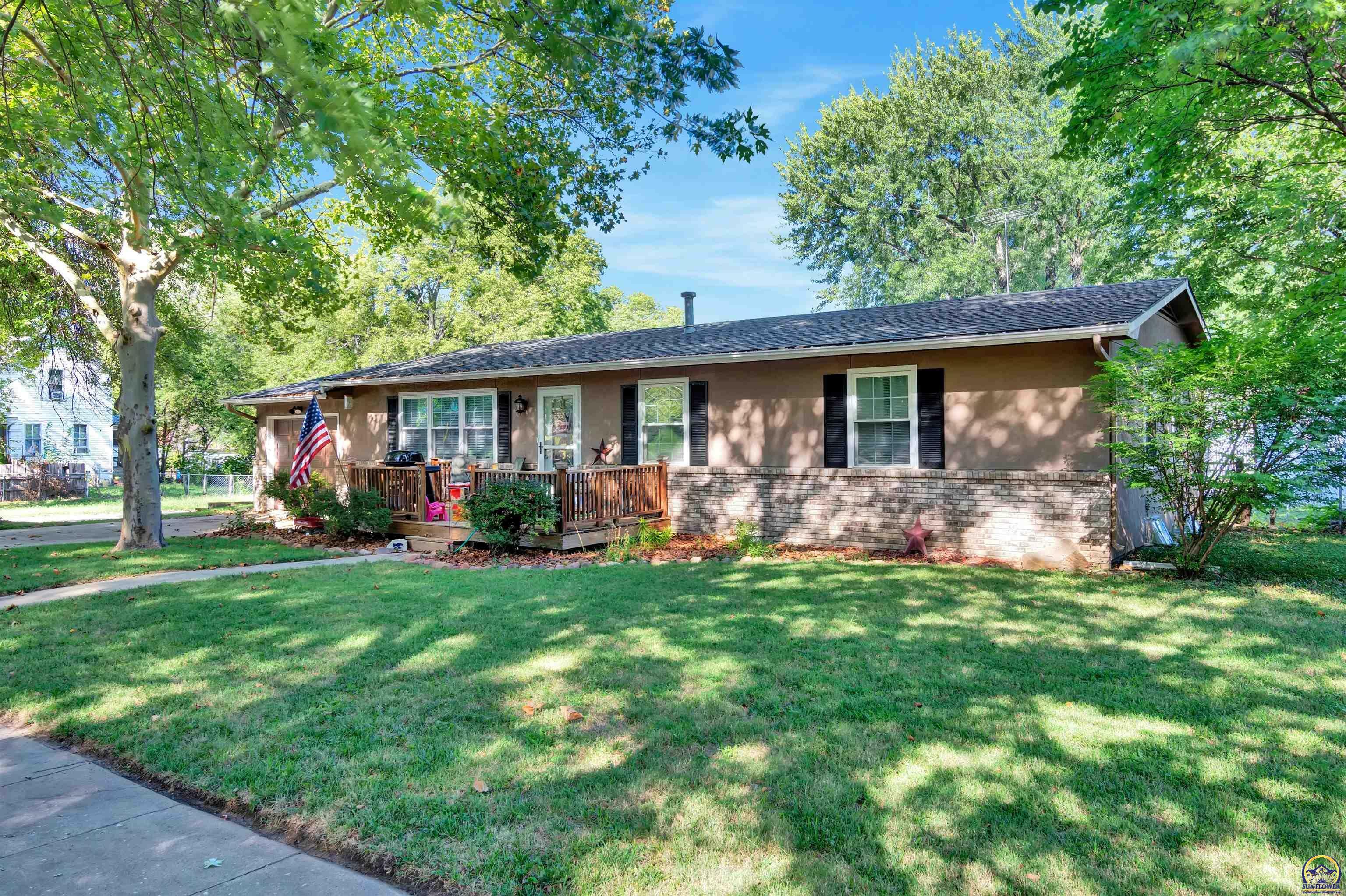 Property Photo:  501 Elm St  KS 66088 