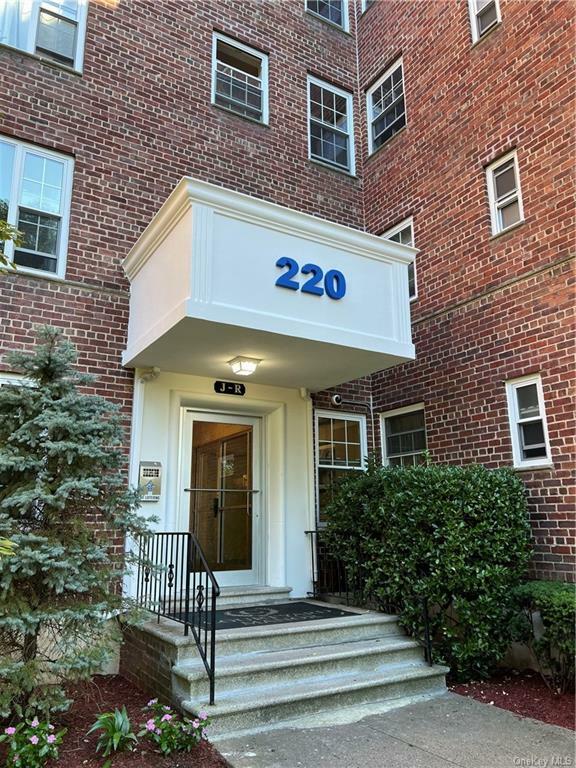 Property Photo:  220 Pelham Road 5O  NY 10805 