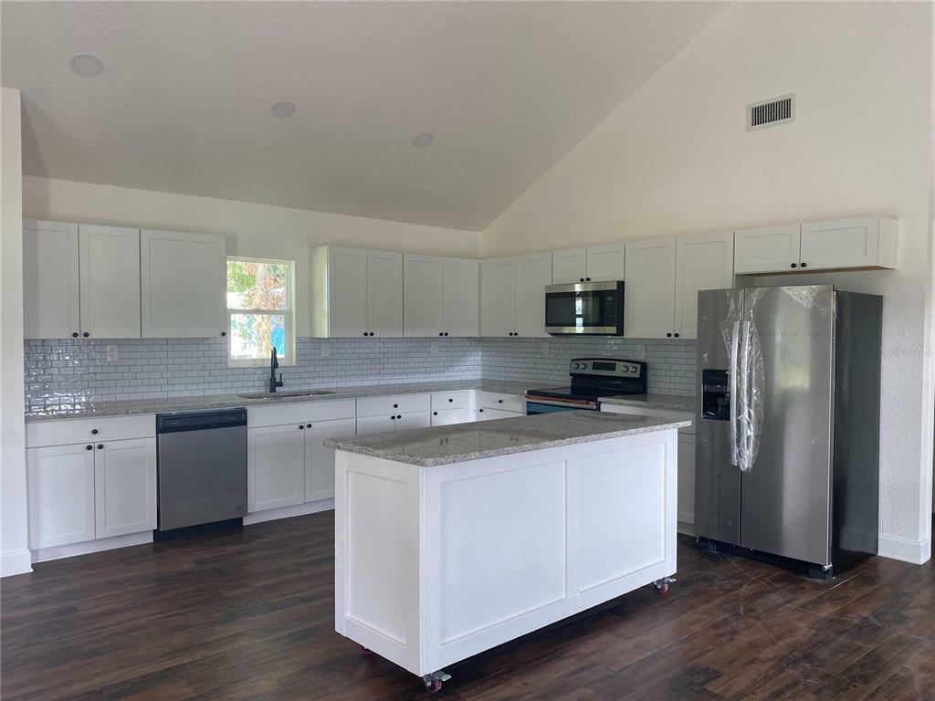 Property Photo:  638 NW 9th Avenue  FL 33597 