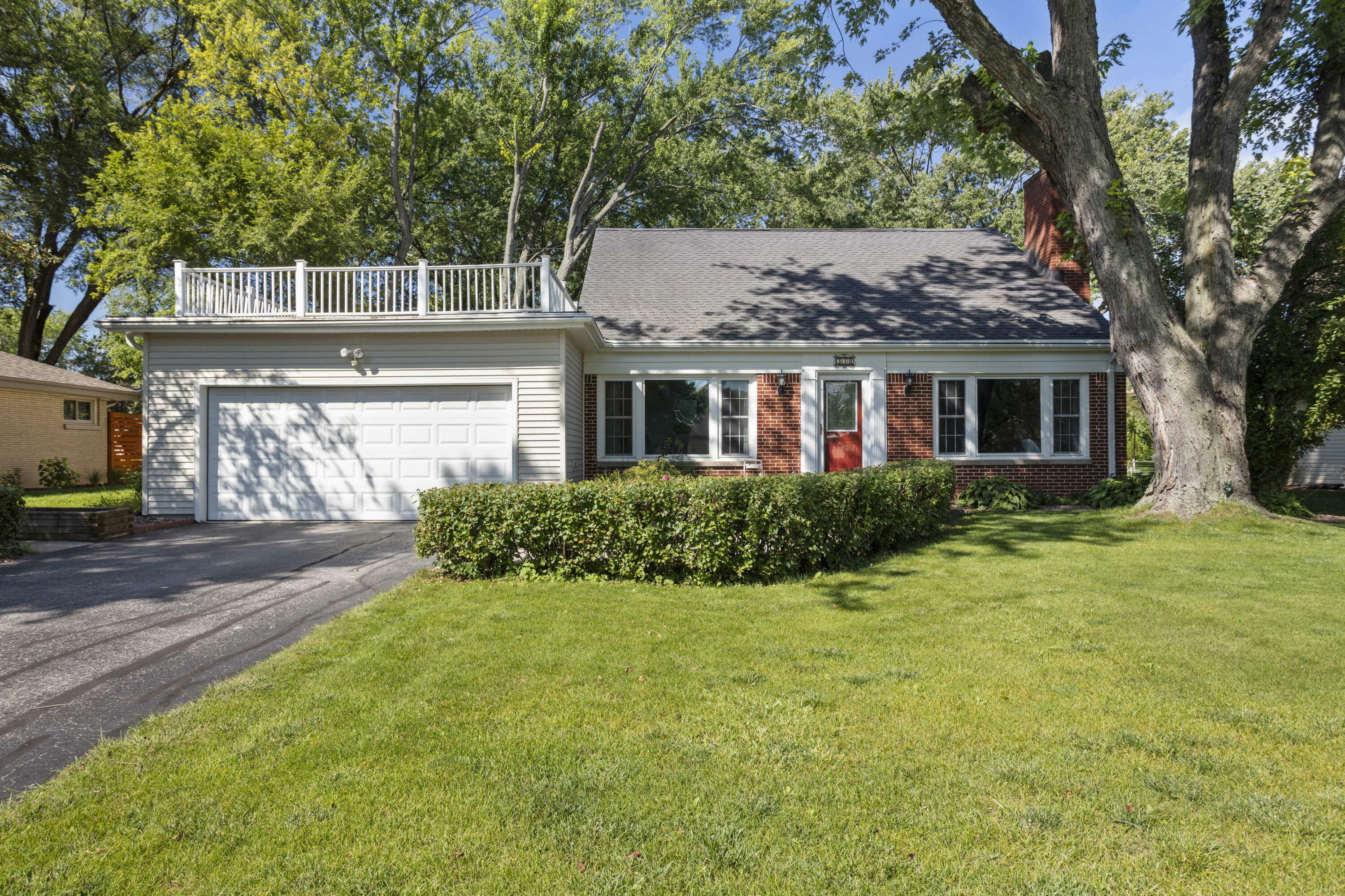 Property Photo:  330 W Manor Cir  WI 53217 