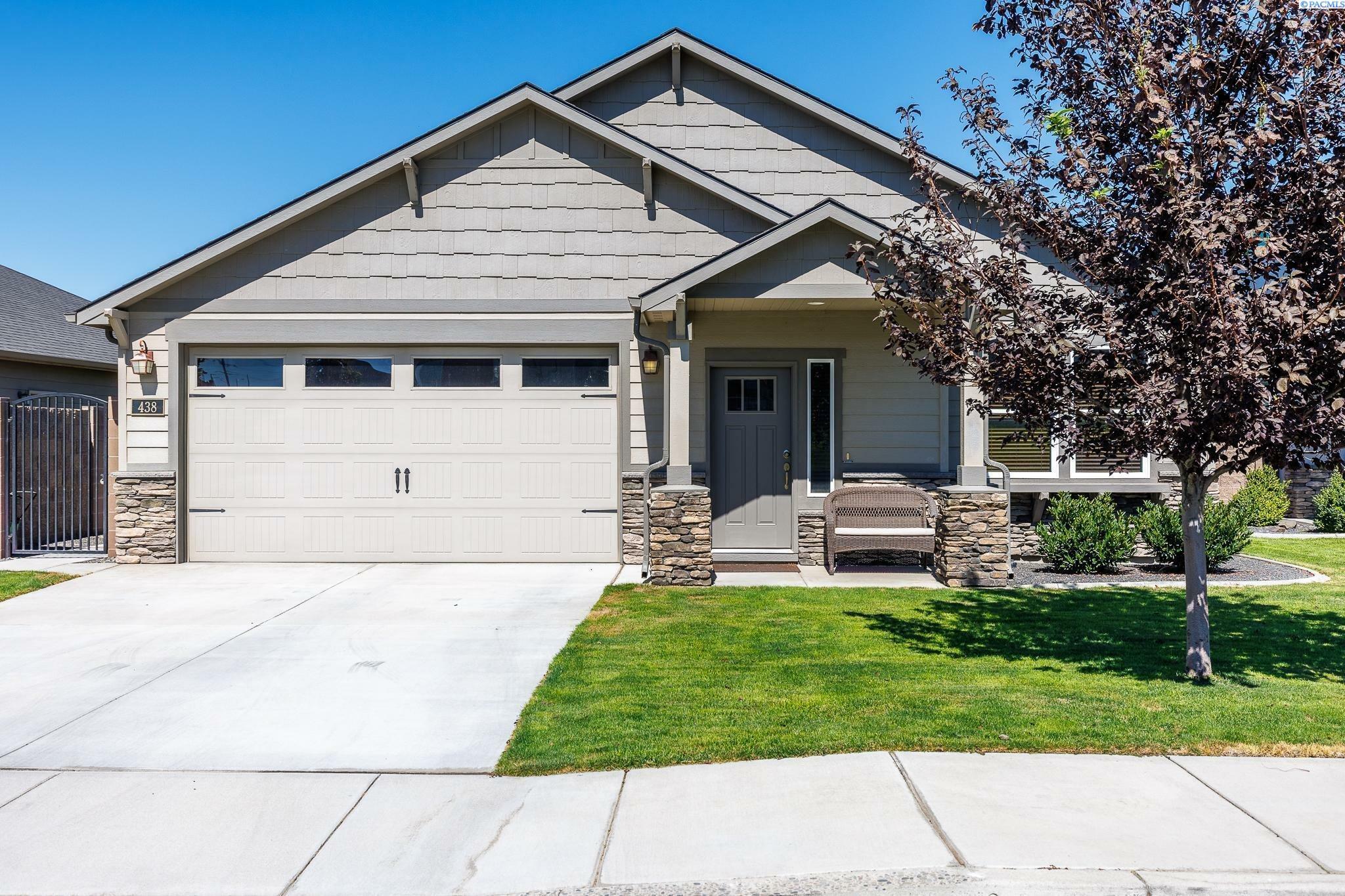 Property Photo:  438 Wenatchee St  WA 99352 