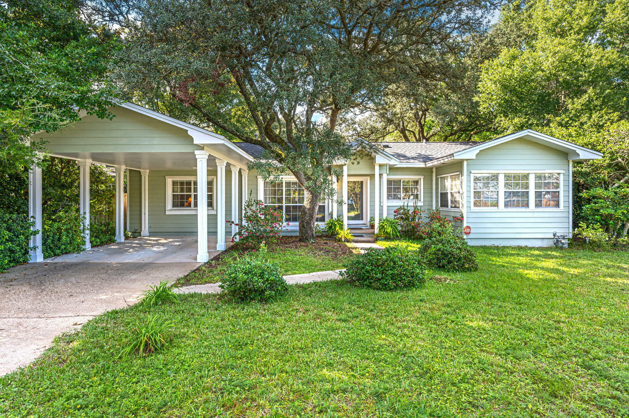 Property Photo: 1010 NE Beachview Drive FL 32547