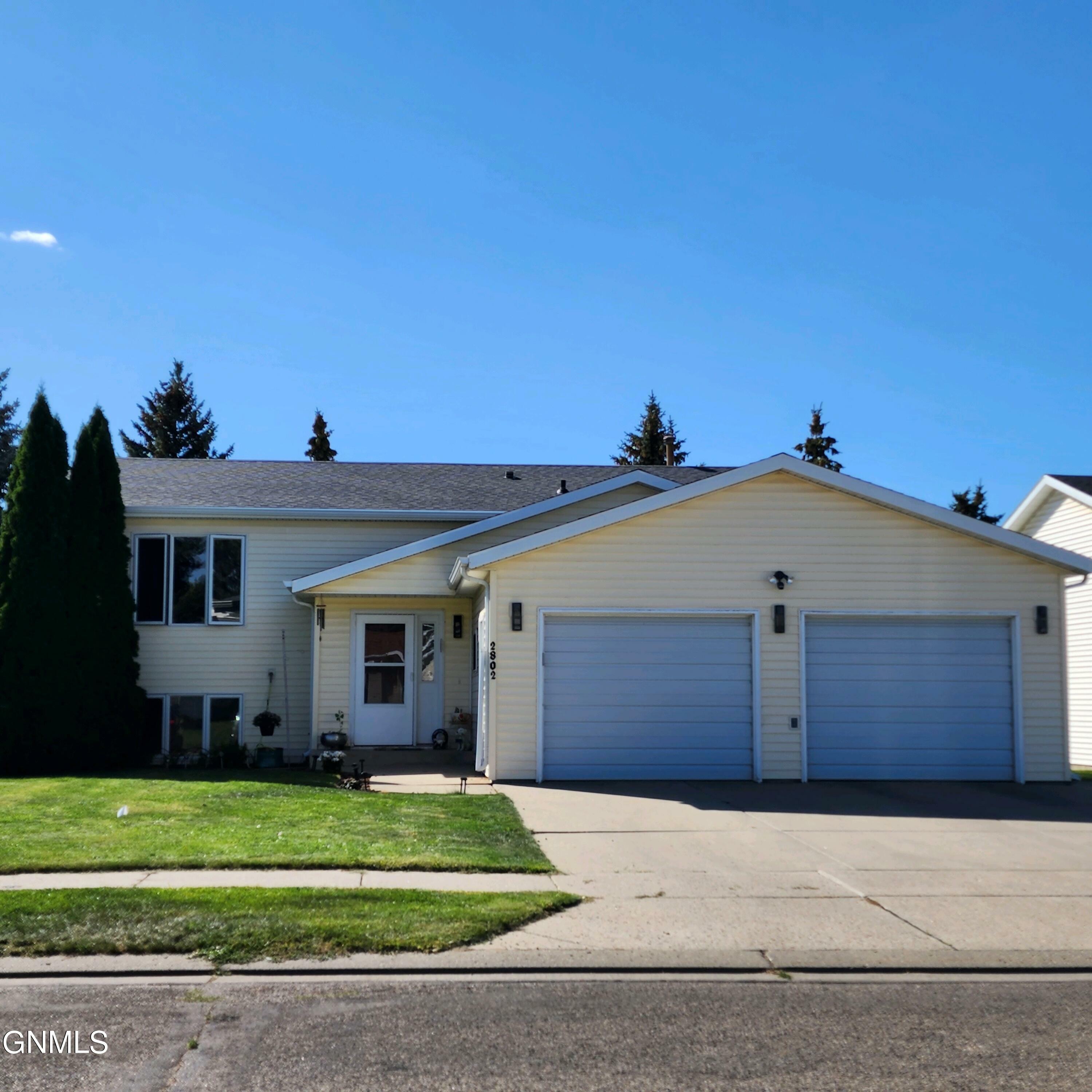 Property Photo:  2802 Lexington Drive  ND 58503 