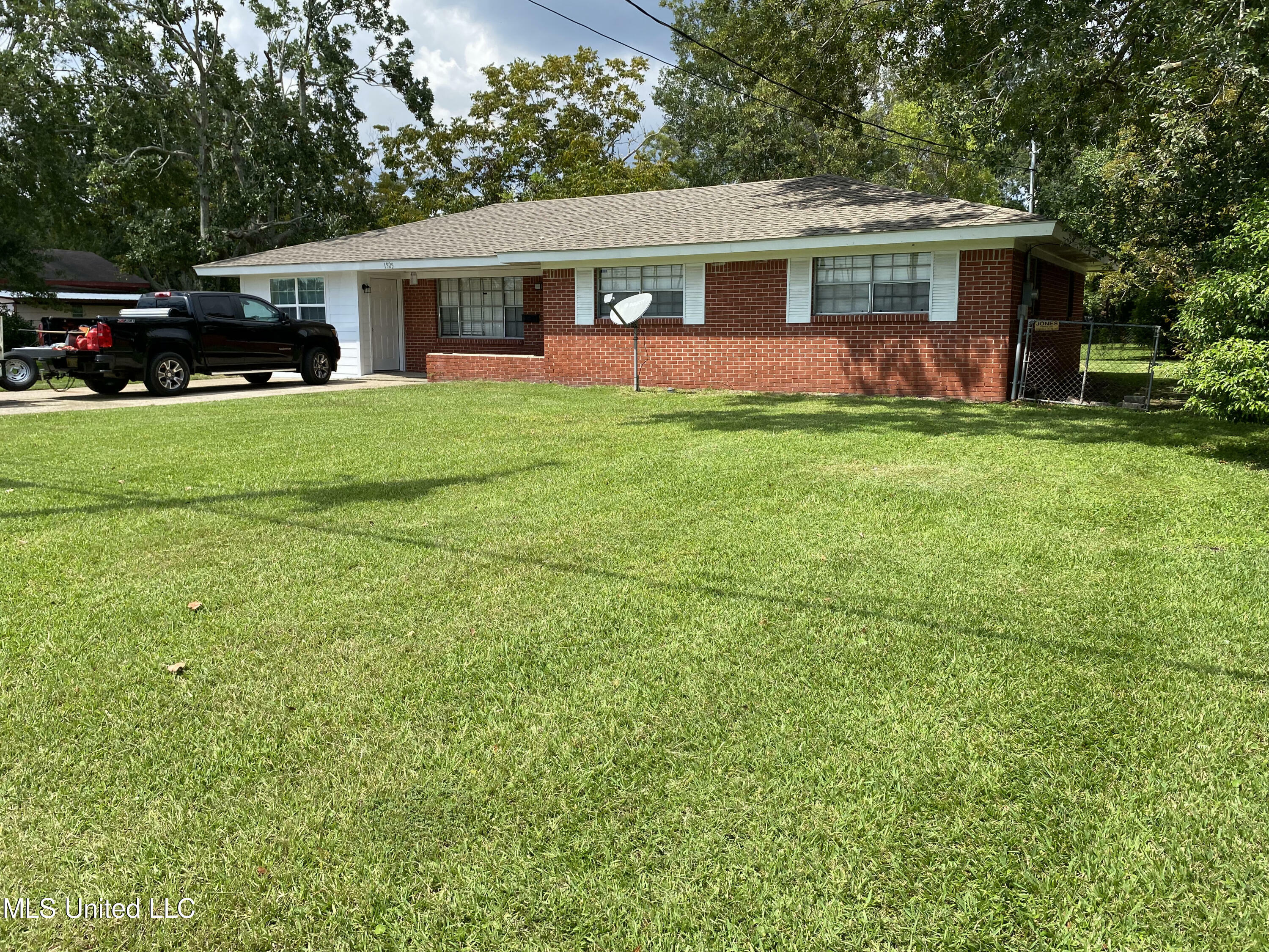 Property Photo:  1925 Jackson Avenue  MS 39581 