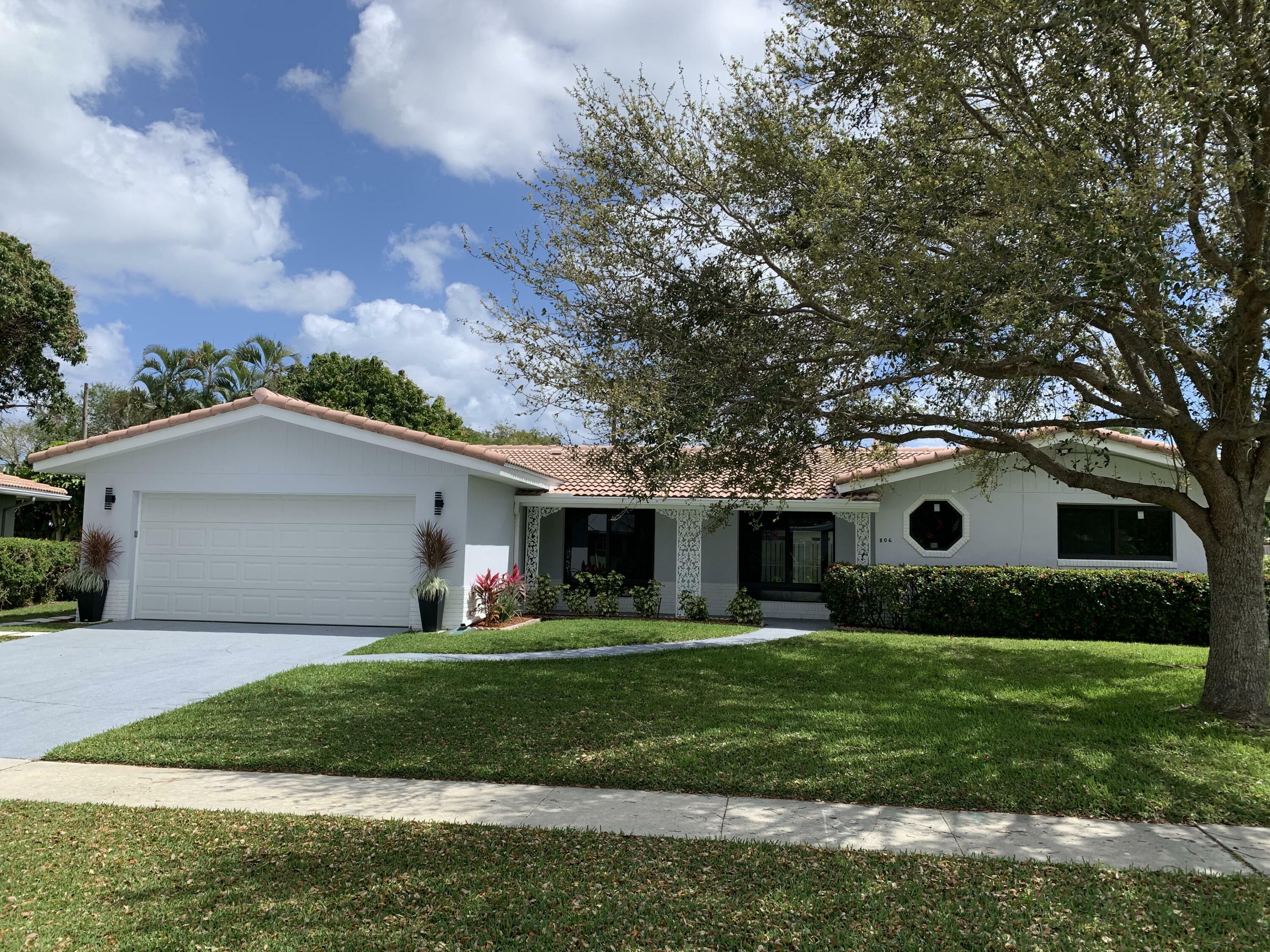 Property Photo:  806 SW 2nd Street  FL 33486 