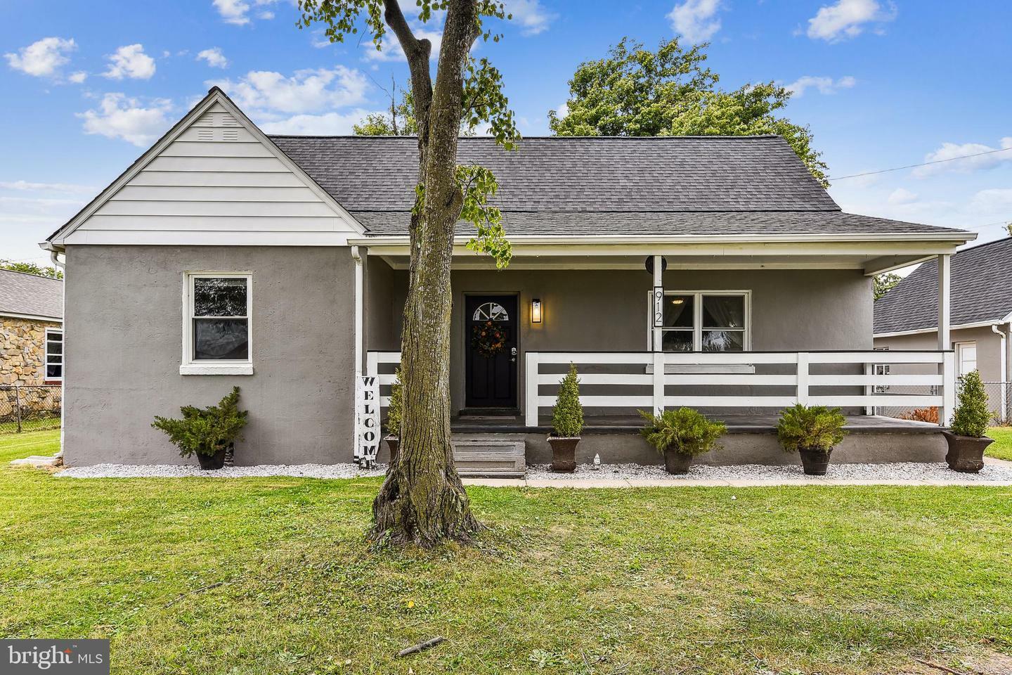 Property Photo: 912 Hammonds Lane MD 21225