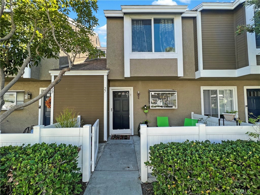 Property Photo:  27 Briarwood Lane 70  CA 92656 