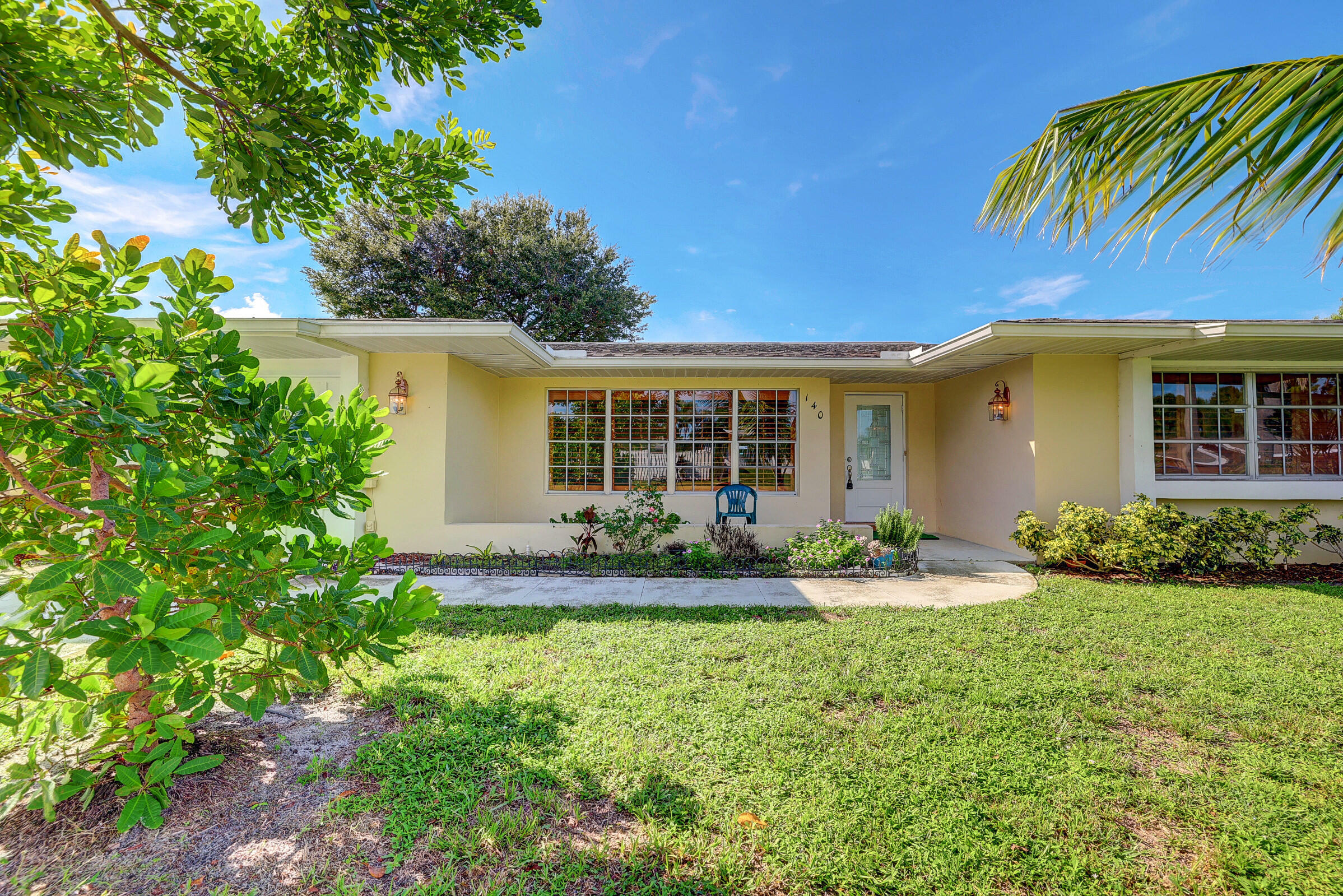 Property Photo:  140 SE Selva Court  FL 34983 